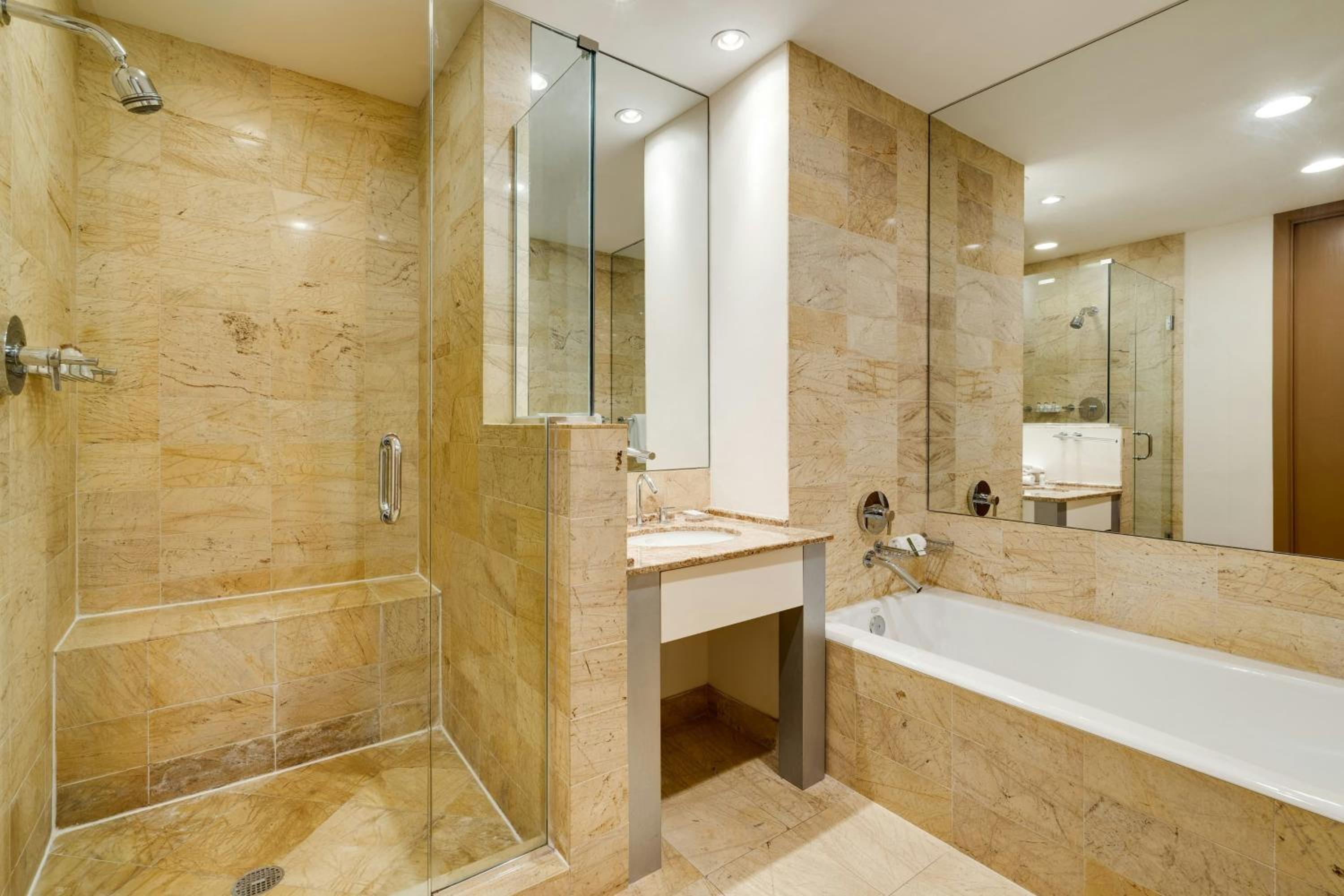 Deluxe Double Room with Two Double Beds and Bay View photo 2