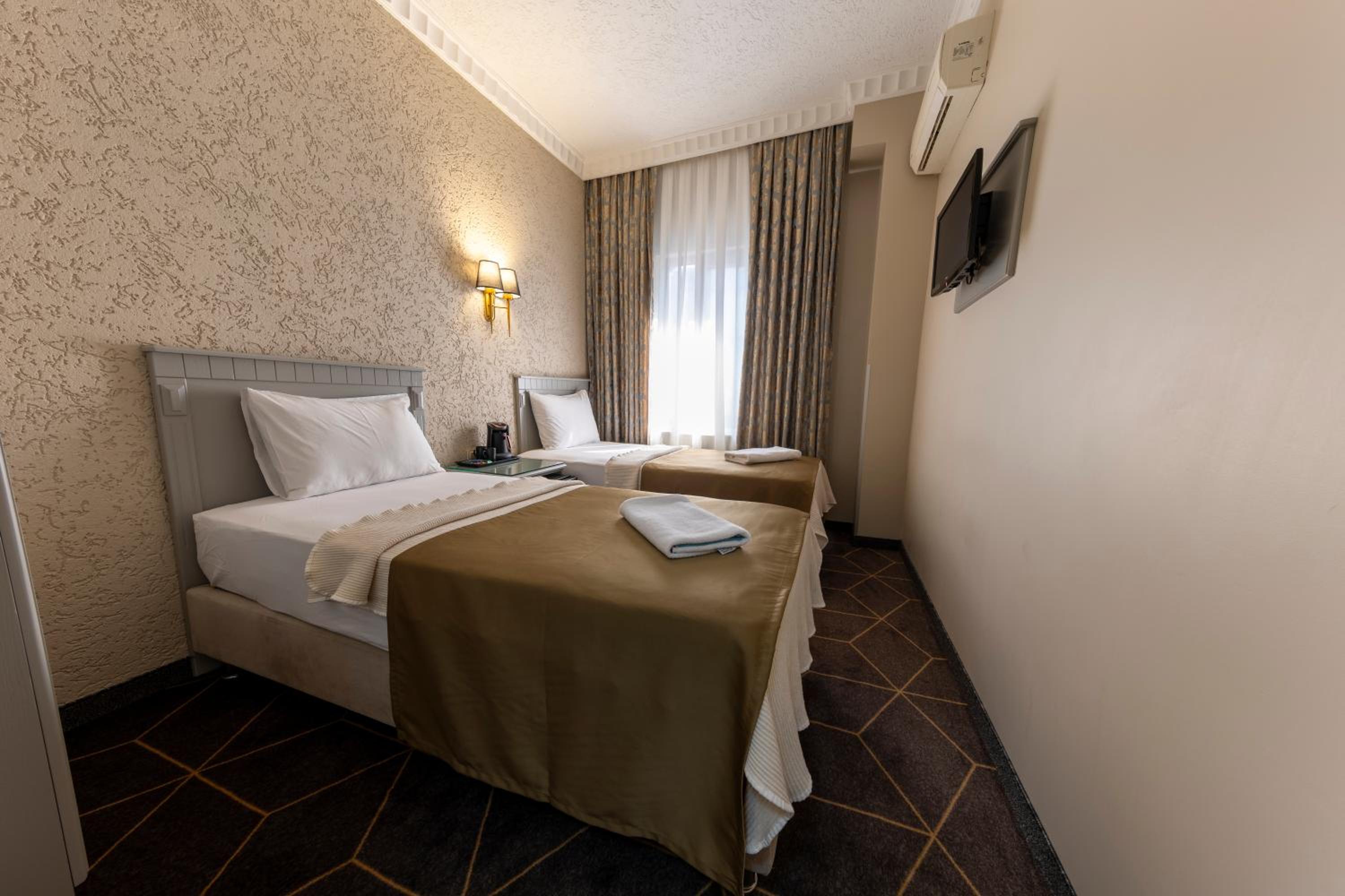 Twin Room with City View photo 2