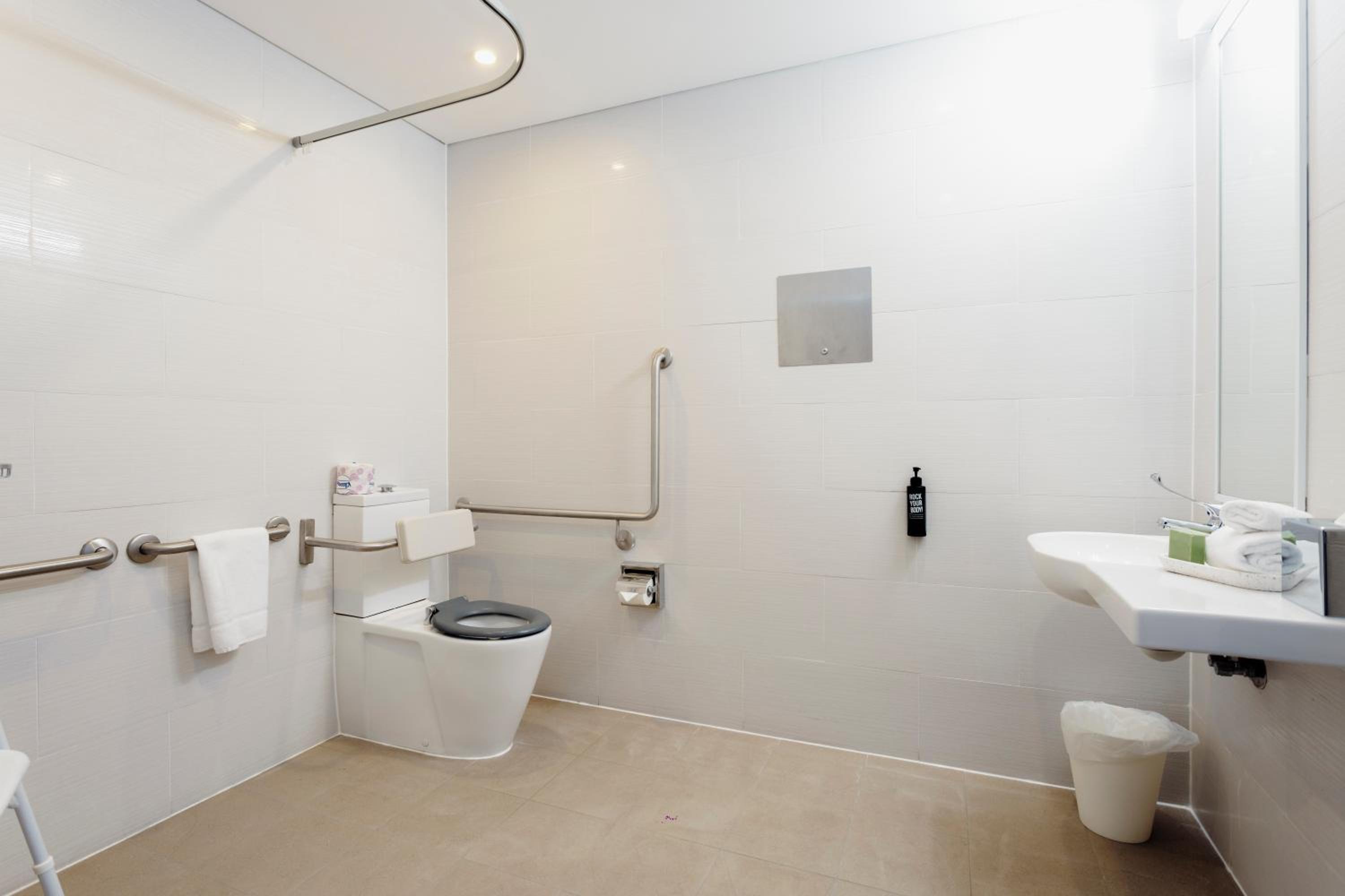 Standard Queen Room - Accessible photo 1