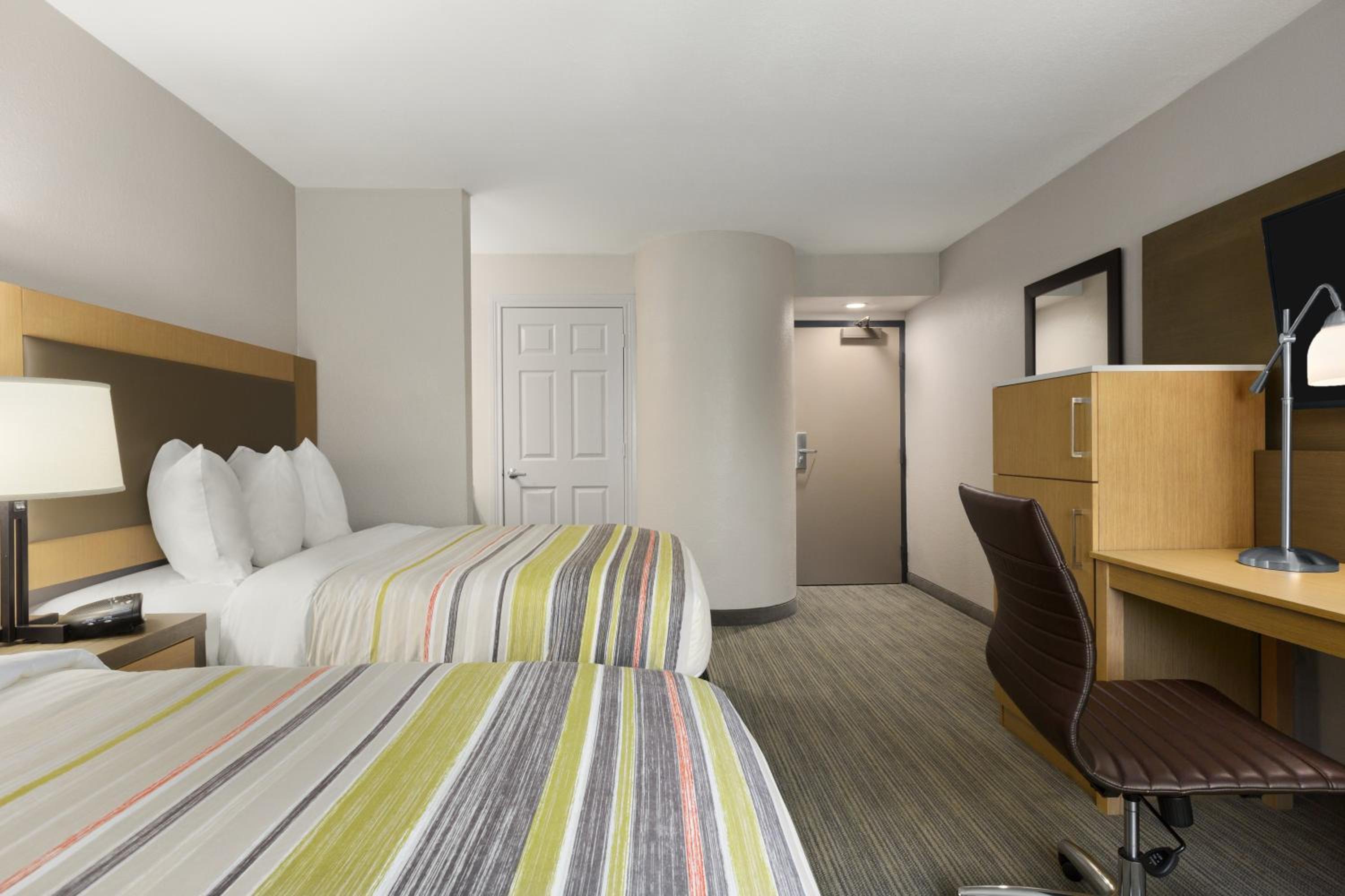 Guest Room with Two Double Beds - Photo 2