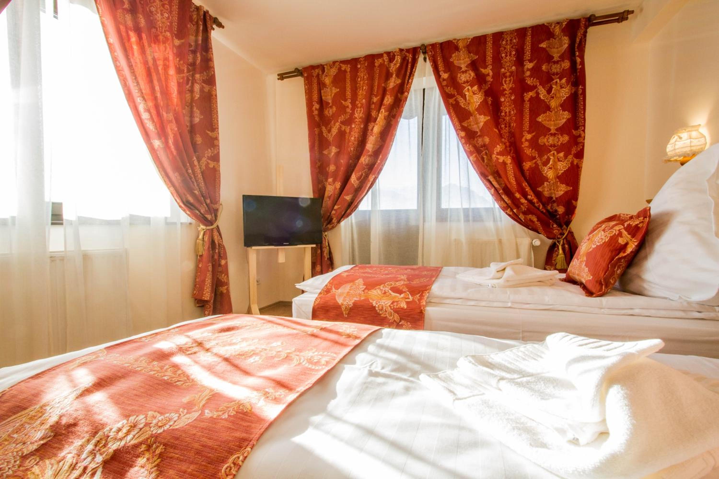 Double or Twin Room with Balcony - Photo 8