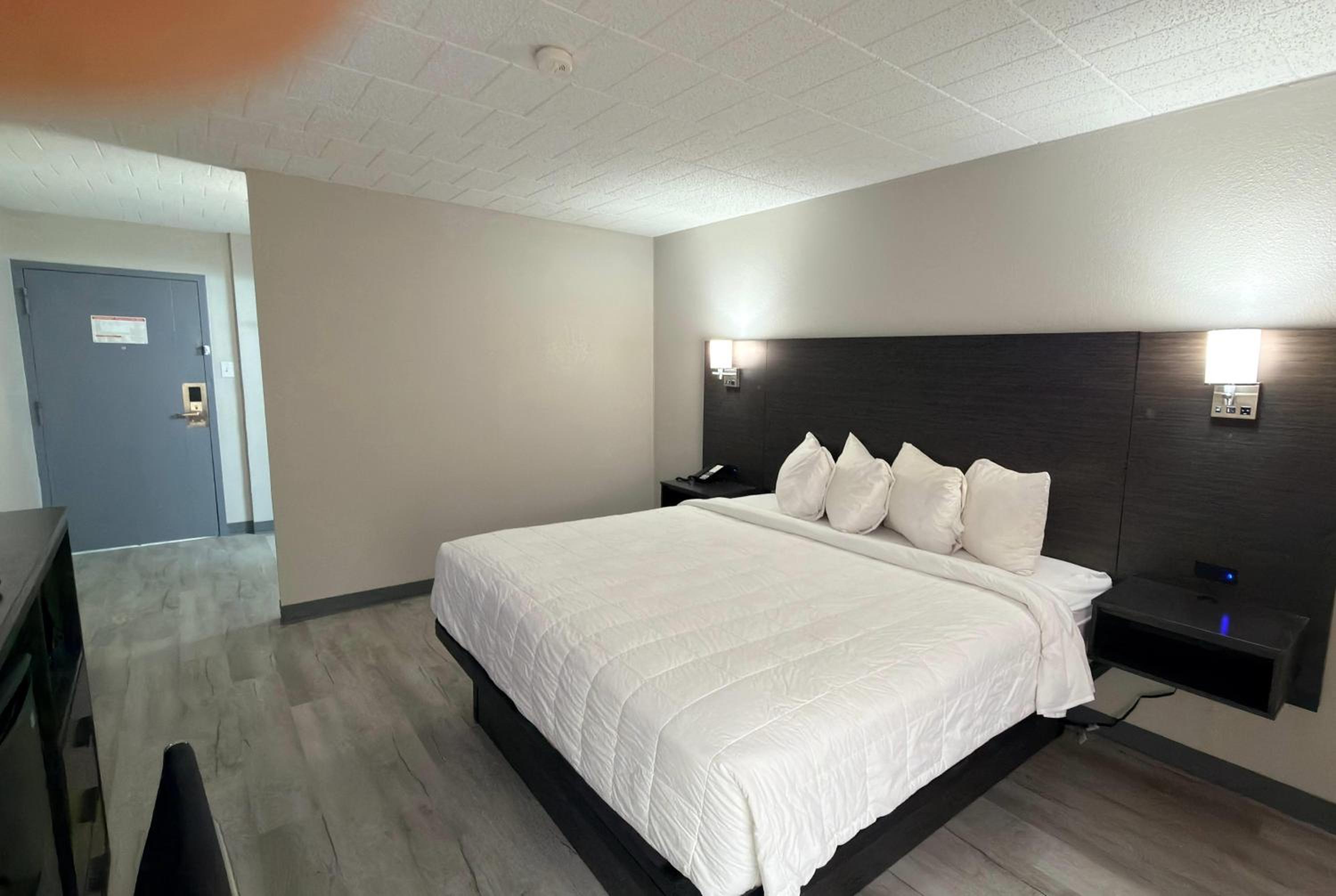 King Room with Roll-in Shower - Mobility Access/Non-Smoking photo 1