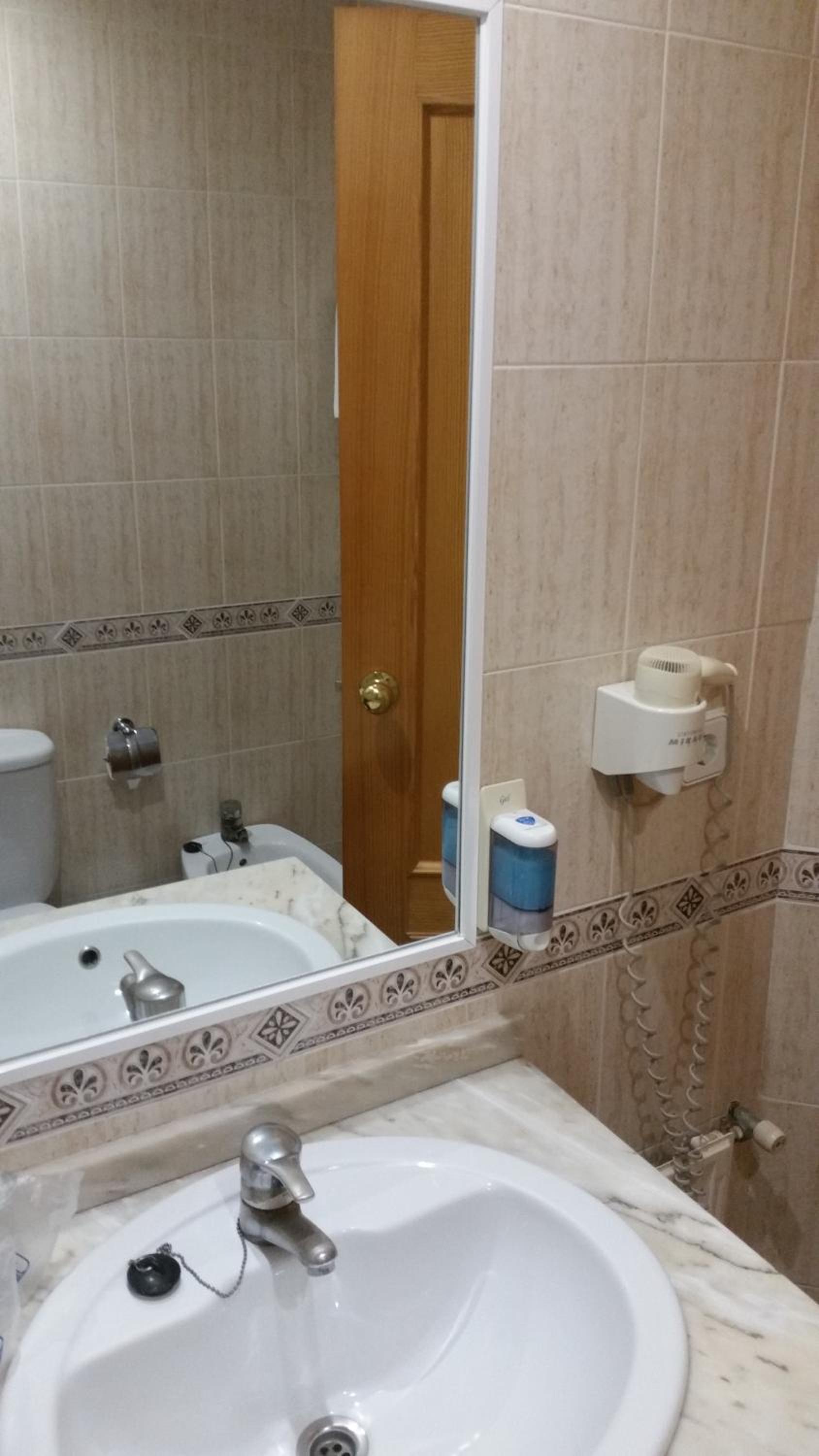 Twin Room with Extra Bed photo 2