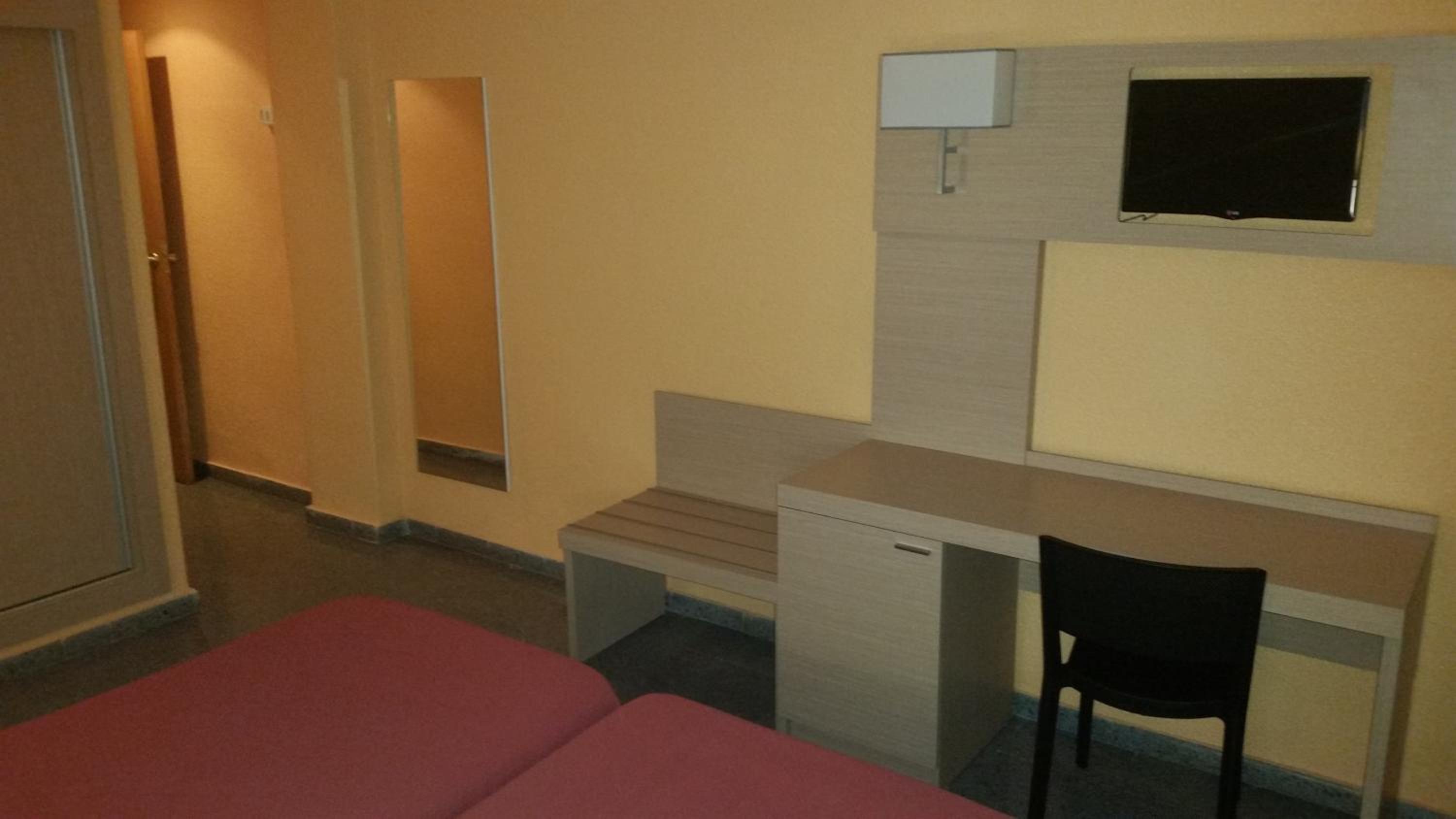 Twin Room (2 Adults + 1 Child) photo 3