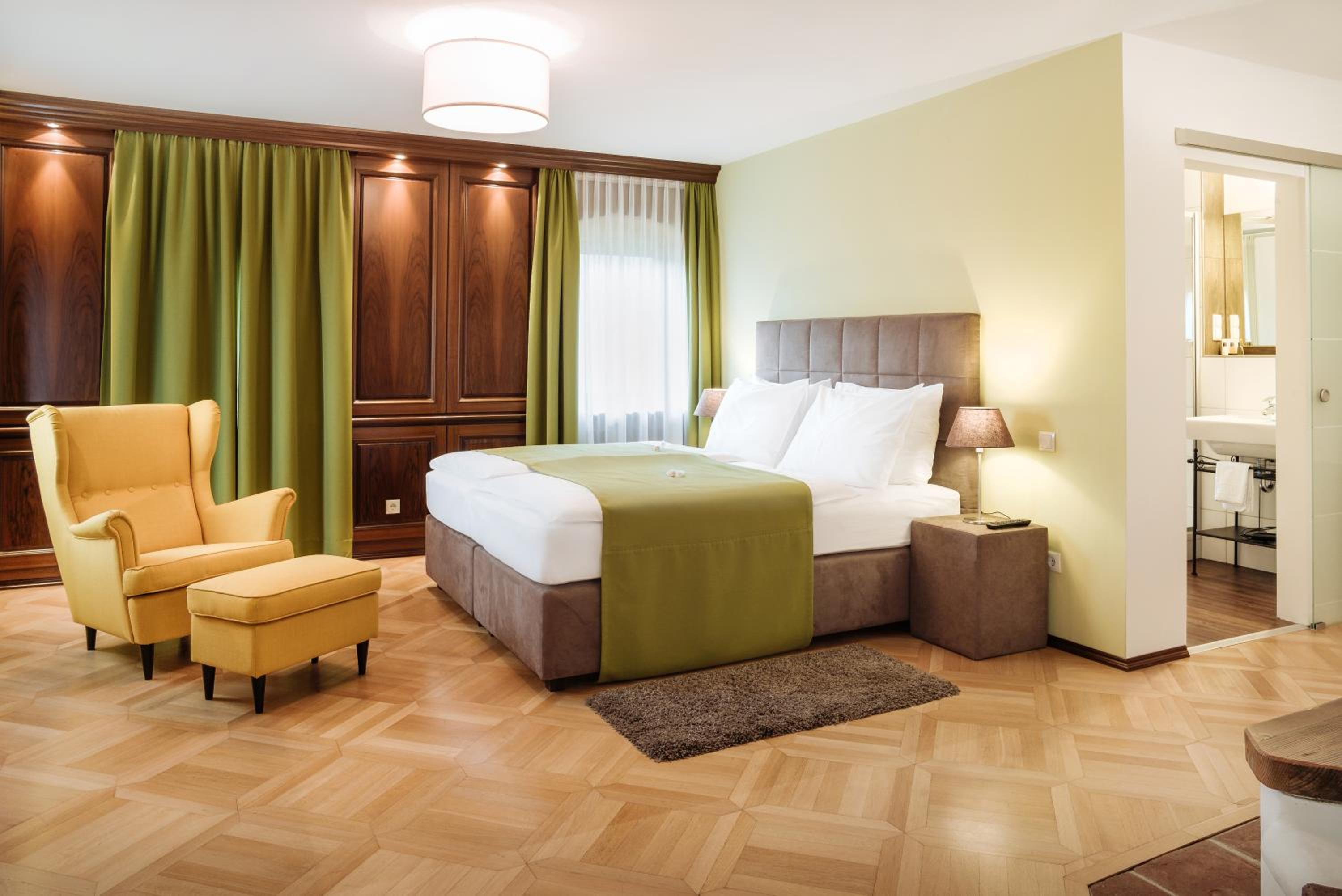 Deluxe Double Room with Balcony photo 3