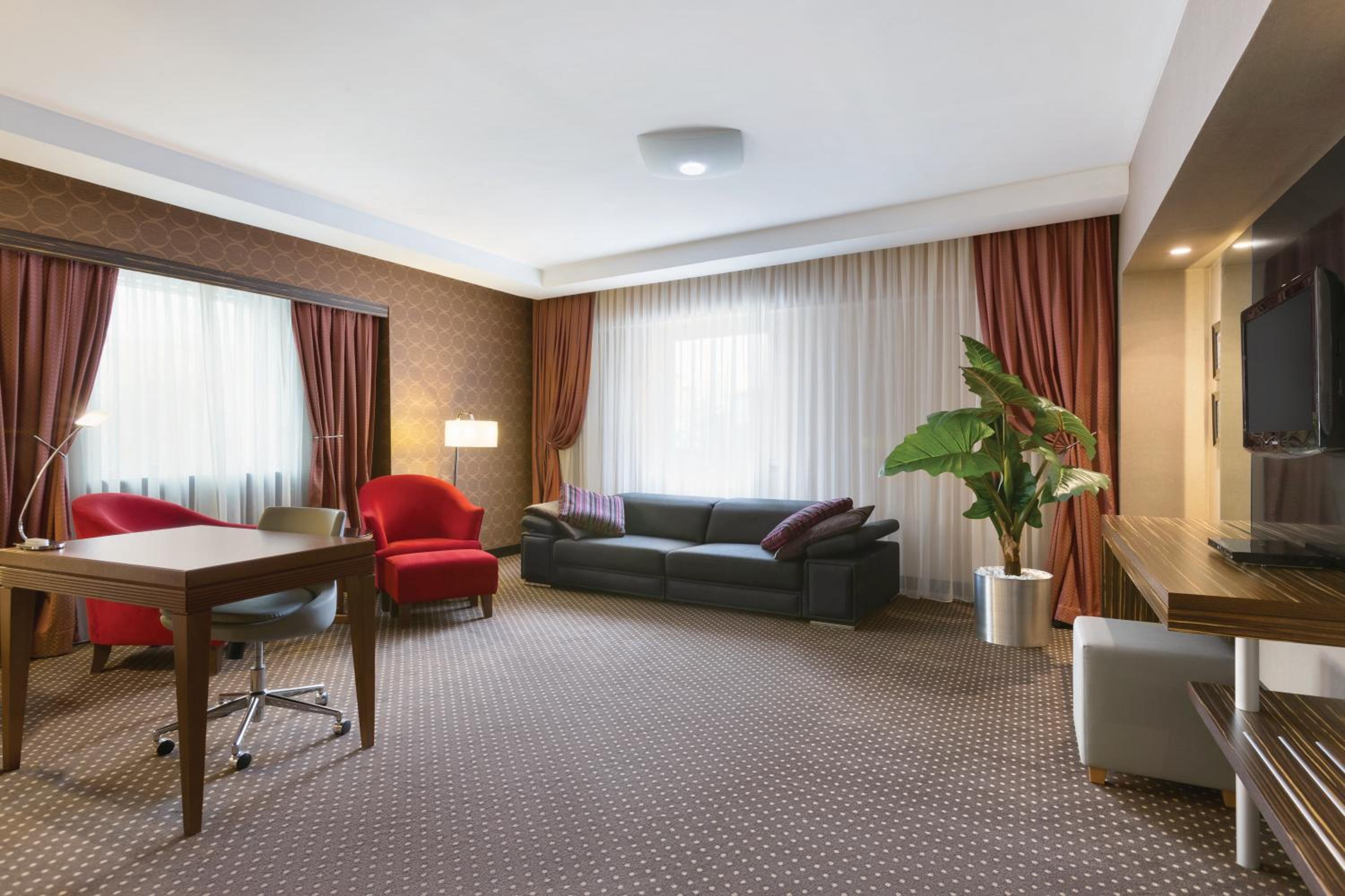 Corner Suite photo 3