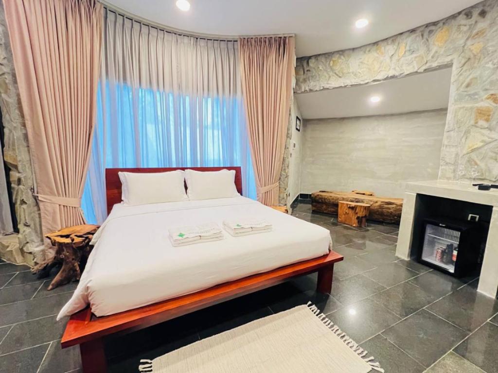 Deluxe Double Room (2 Adults + 1 Child) photo 3