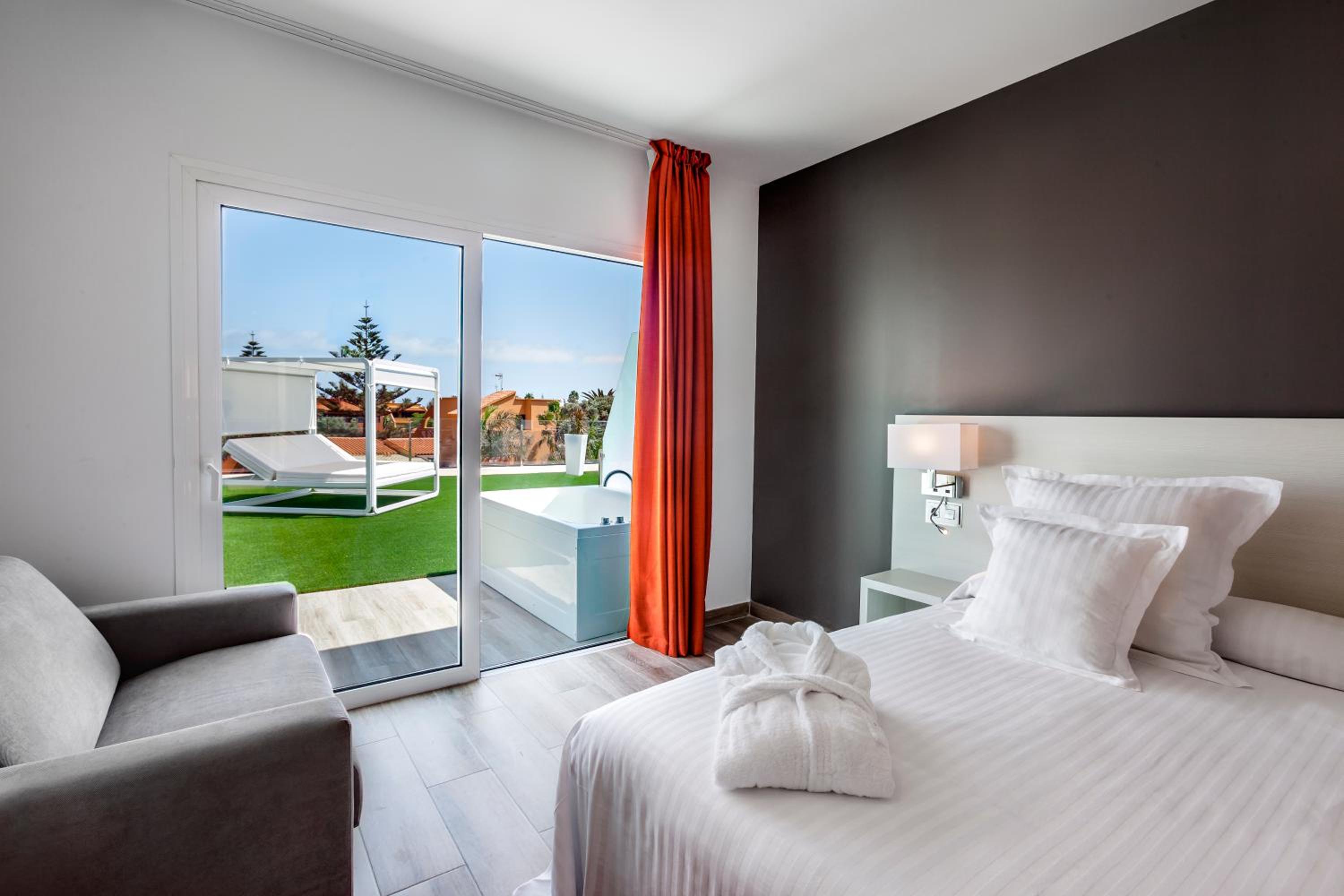 Habitación Doble Deluxe con Bañera de Hidromasaje (2 Adultos + 1 Niño)