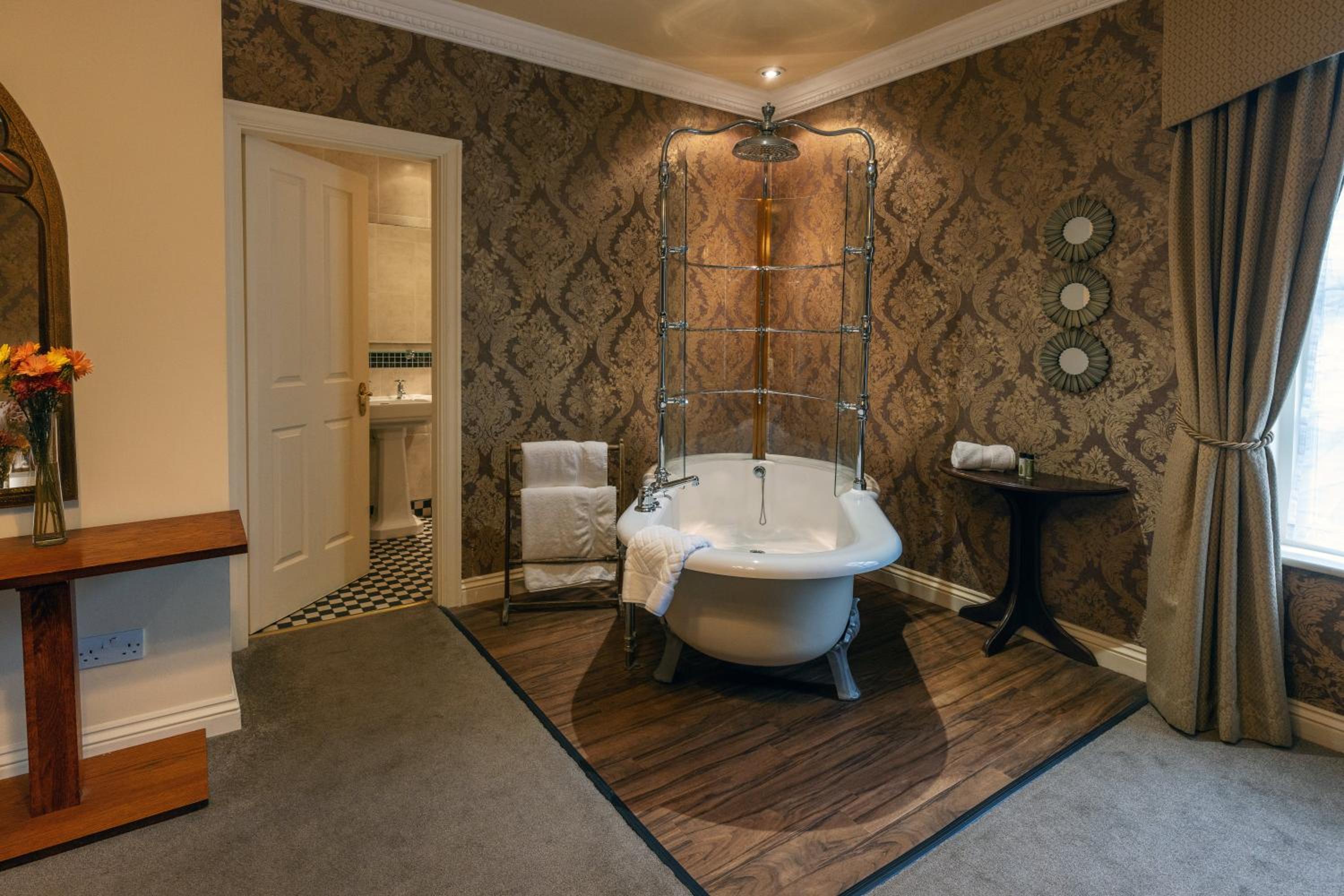 Large Superior King Room with Garden View - Non-Smoking photo 3