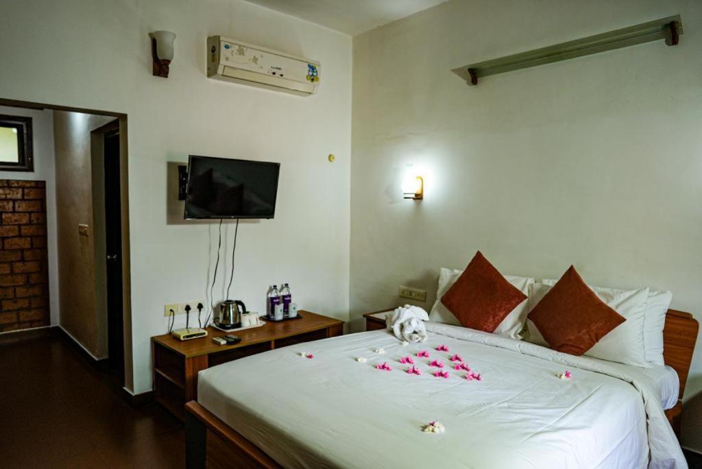 Ayur Deluxe with Complimentary INR 500 Hotel Credit redeemable on the Spa - Applicable only for guests utilising spa services totalling over Rs 5000  photo 2