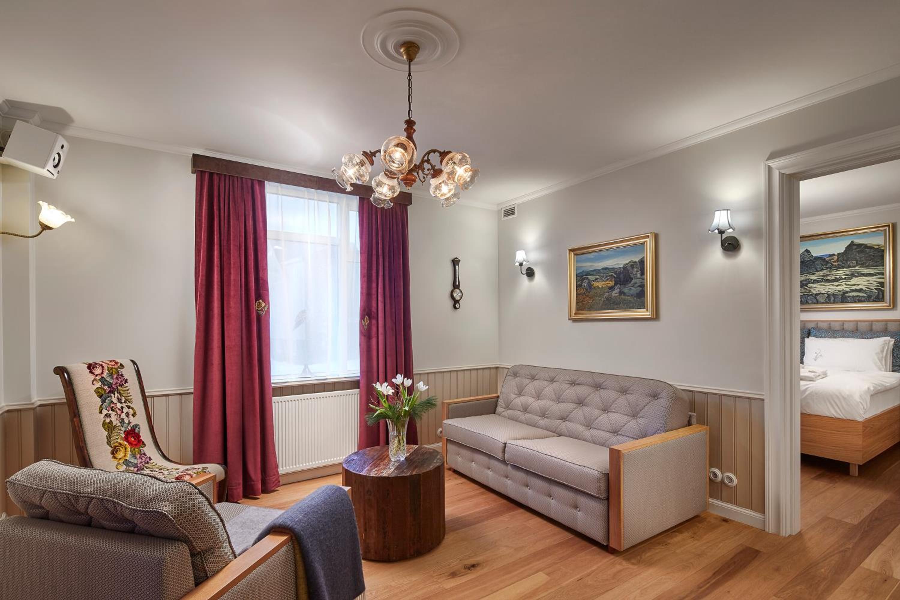 Suite - Photo 1