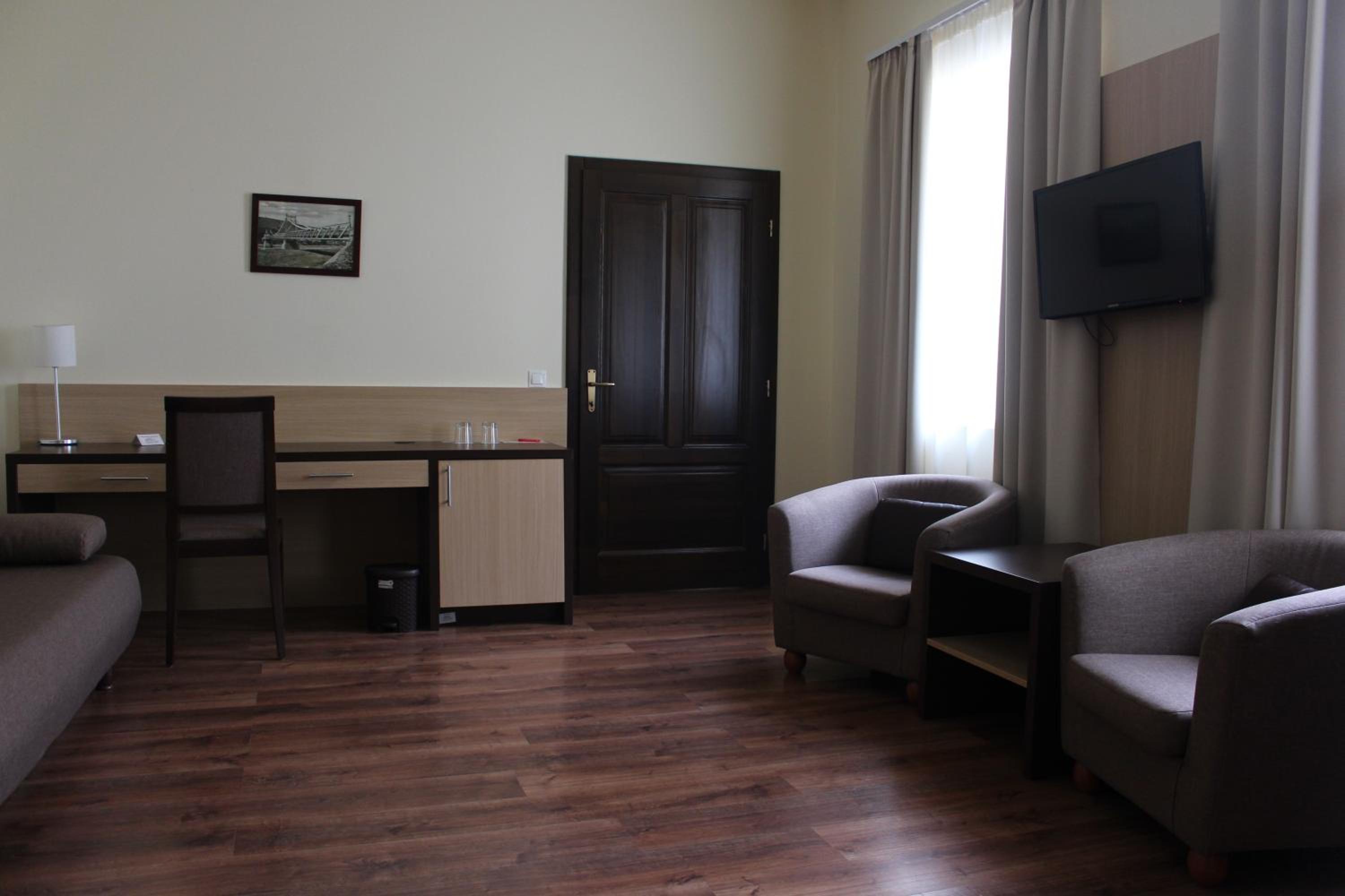 One-Bedroom Apartment - Photo 2