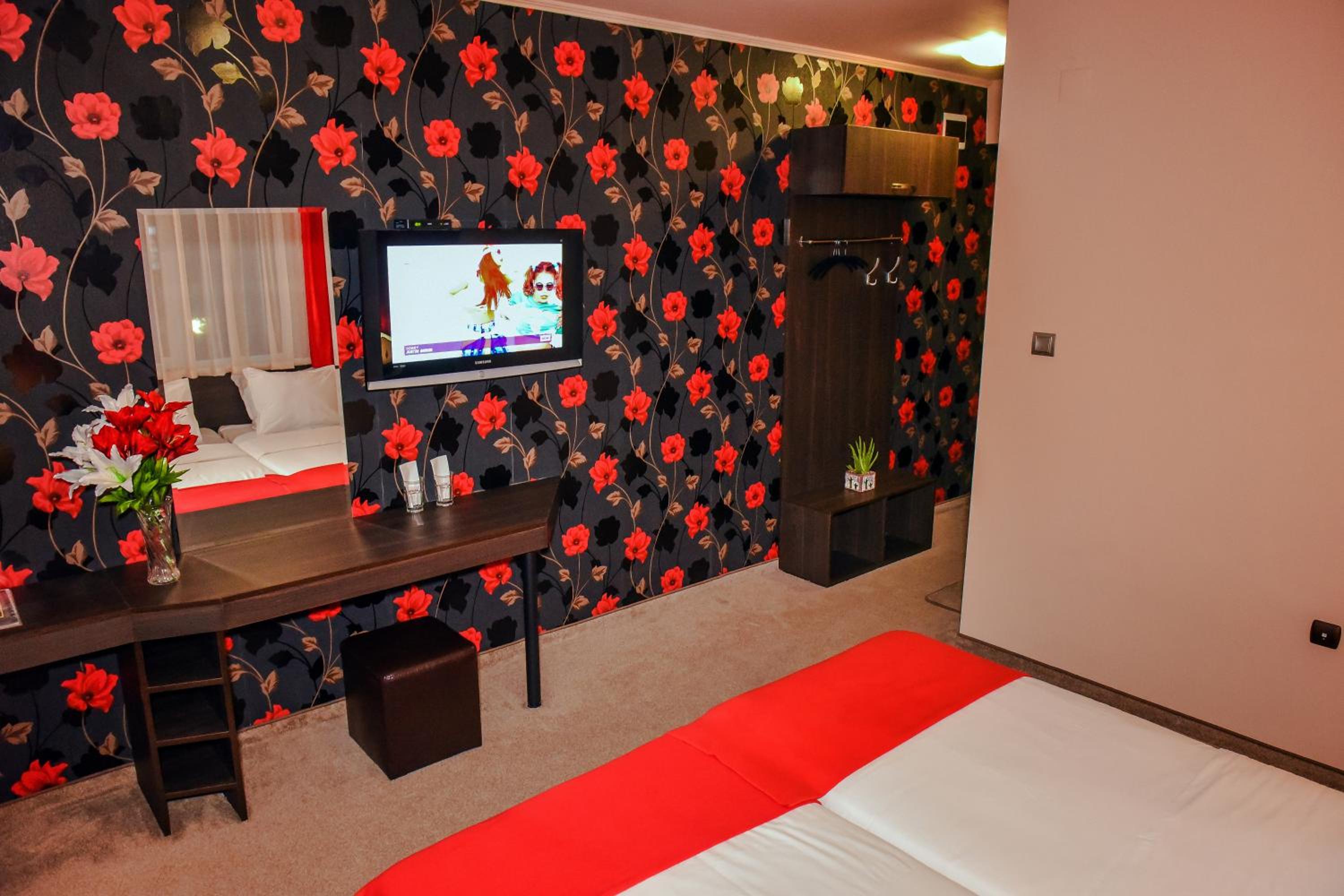 Double Room with Balcony - Photo 10
