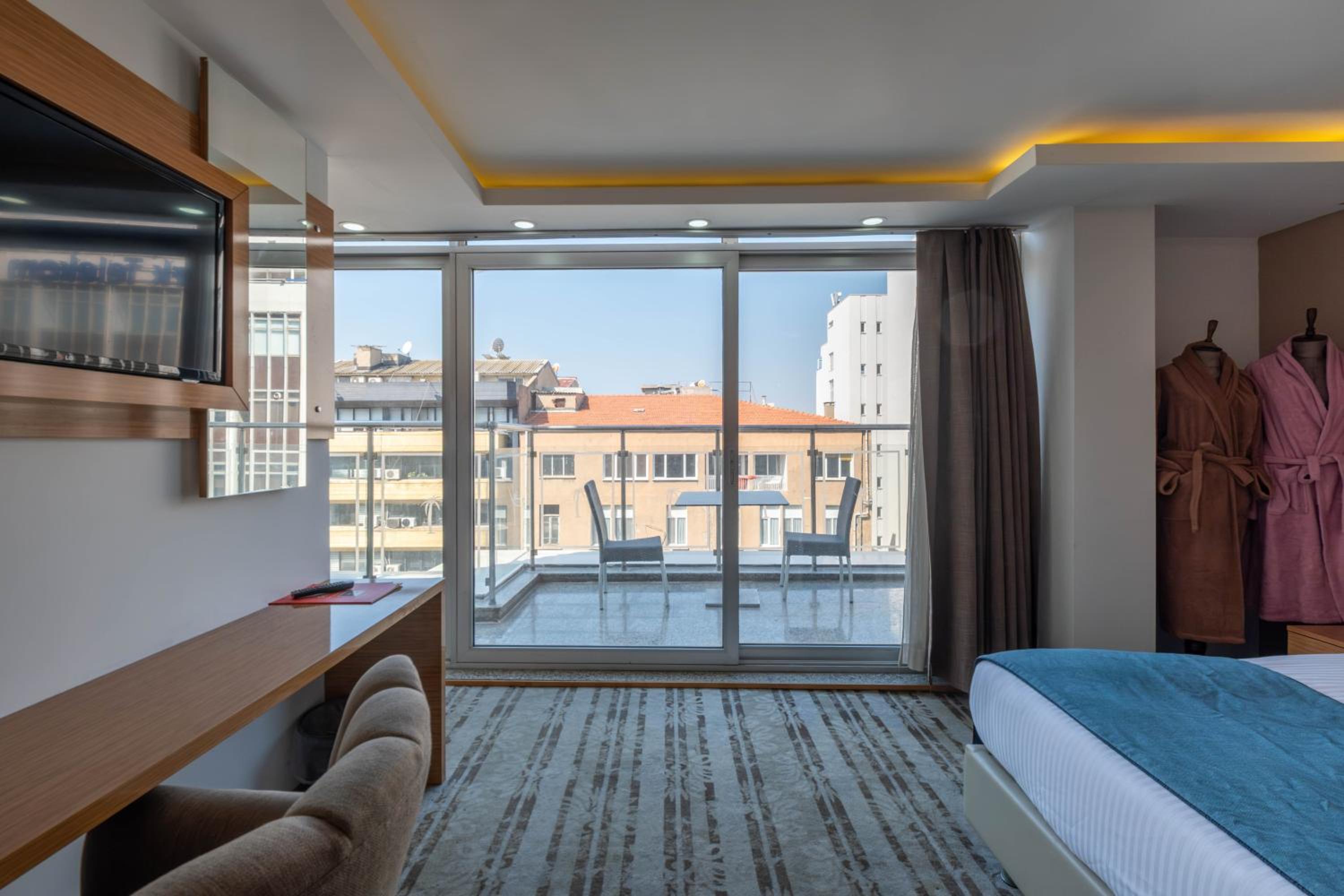 Deluxe Suite with Sea View