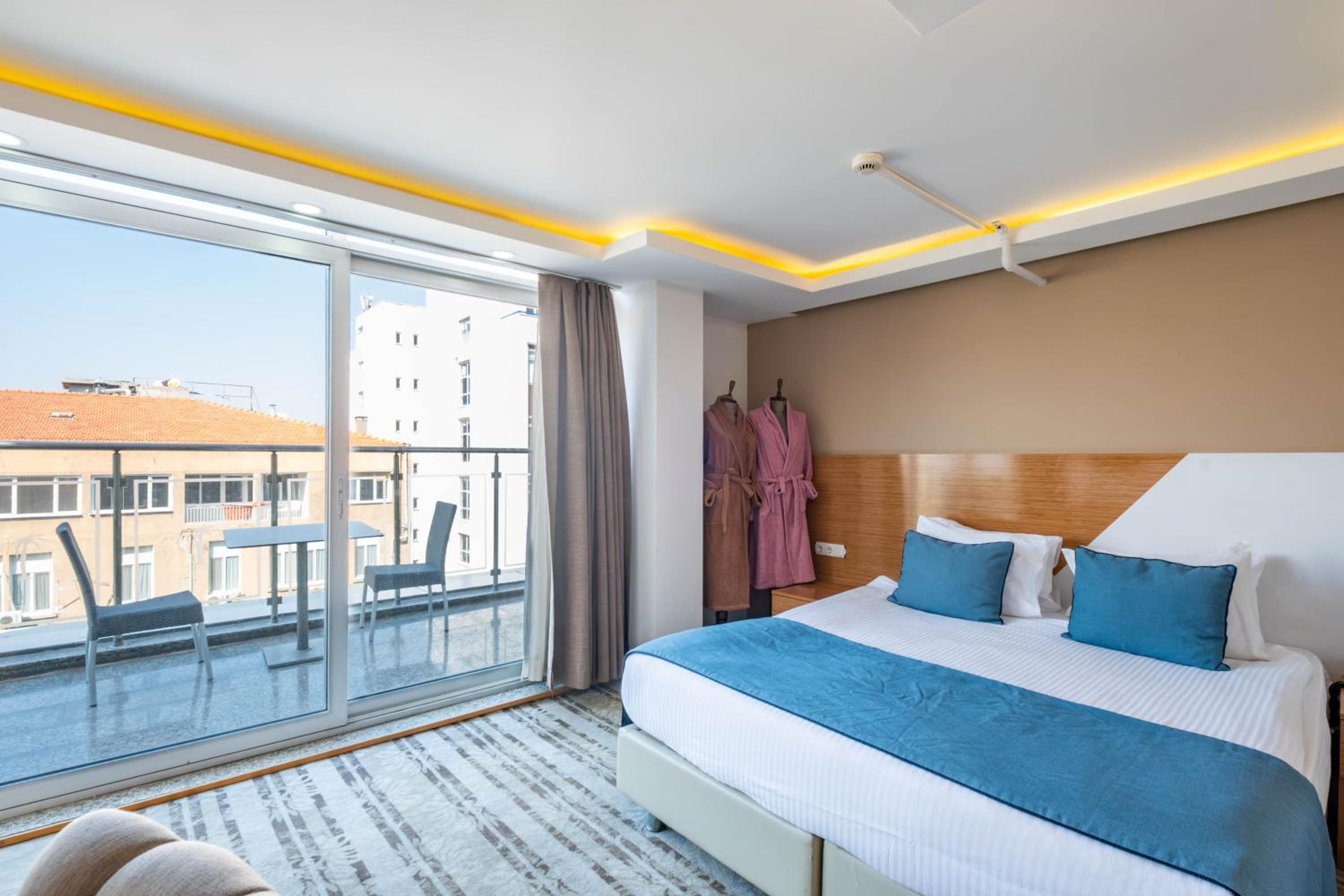 Deluxe Suite with Sea View