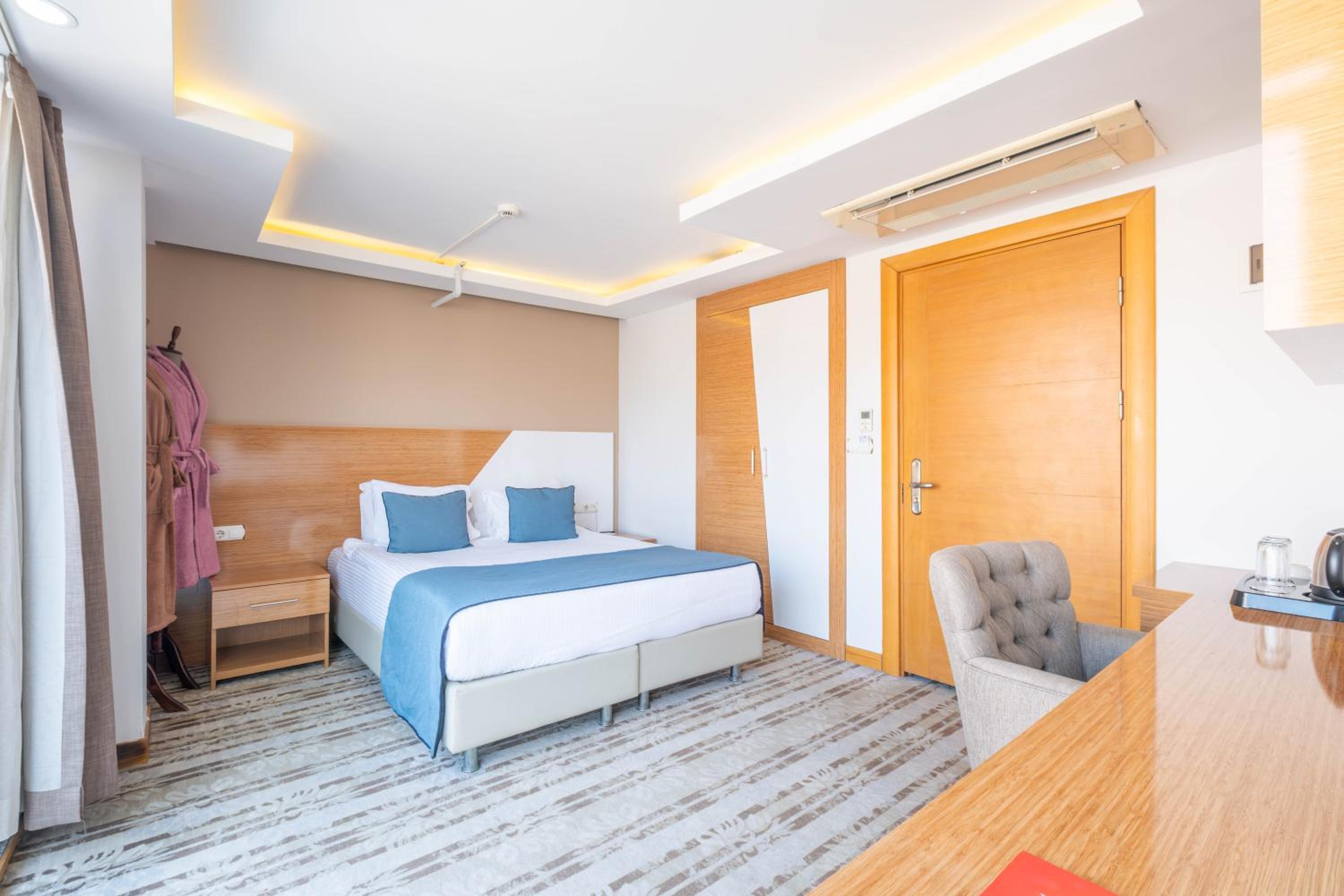 Deluxe Suite with Sea View