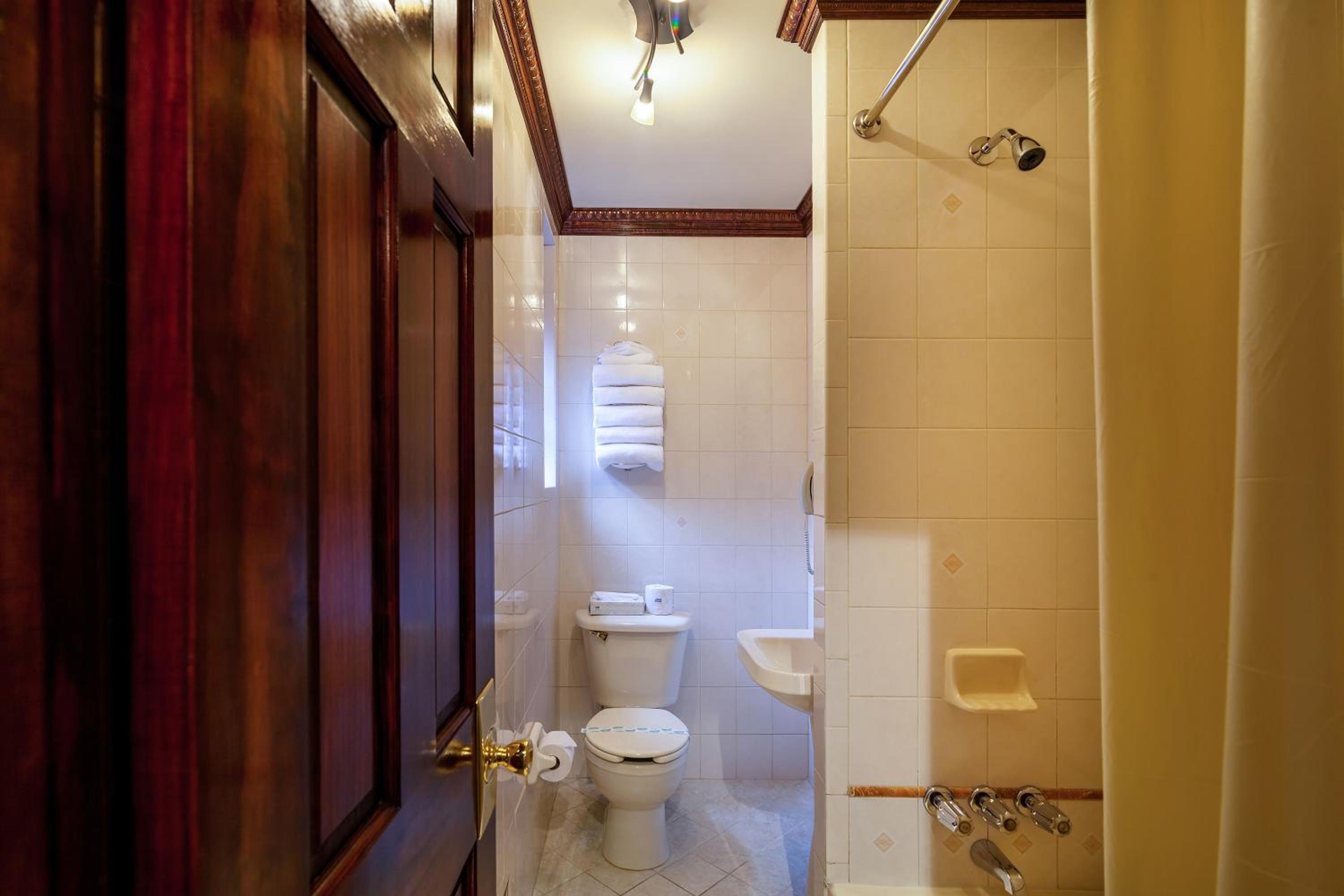 Double Room with Two Double Beds and Private Bathroom photo 2