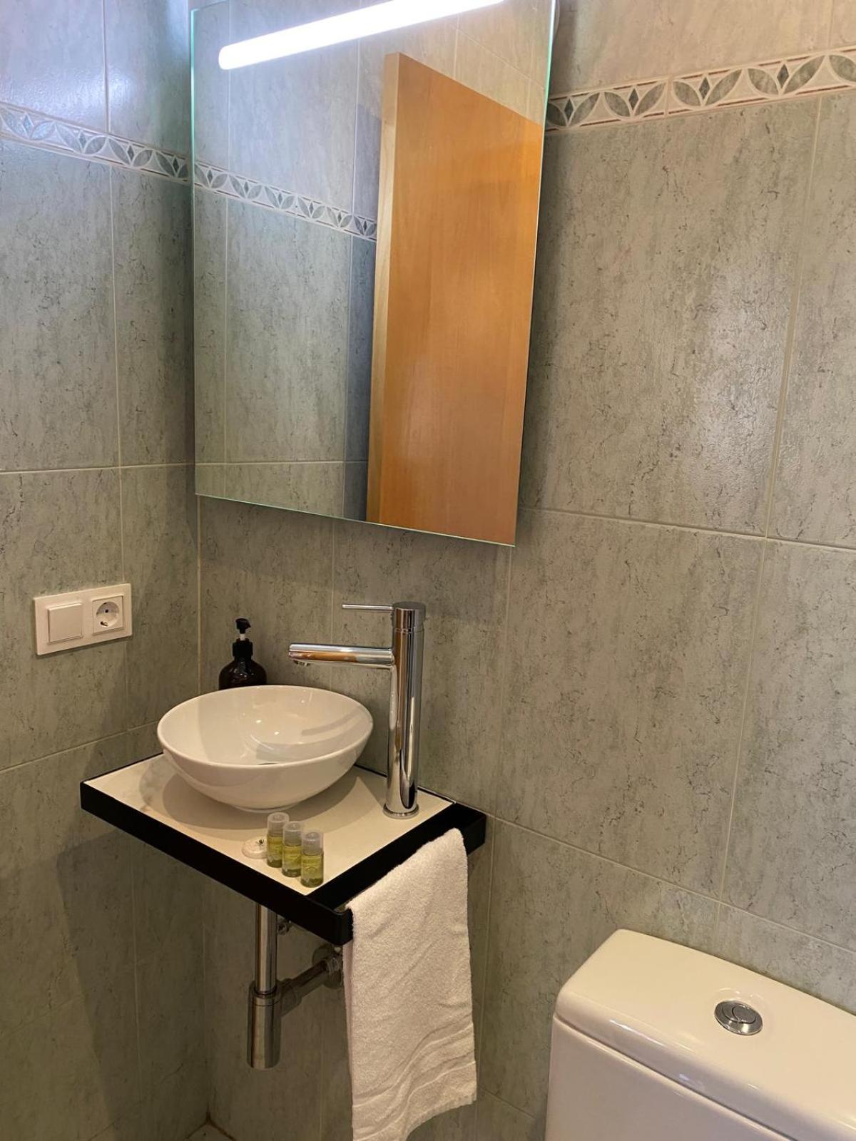 Single Room with Private Bathroom photo 3