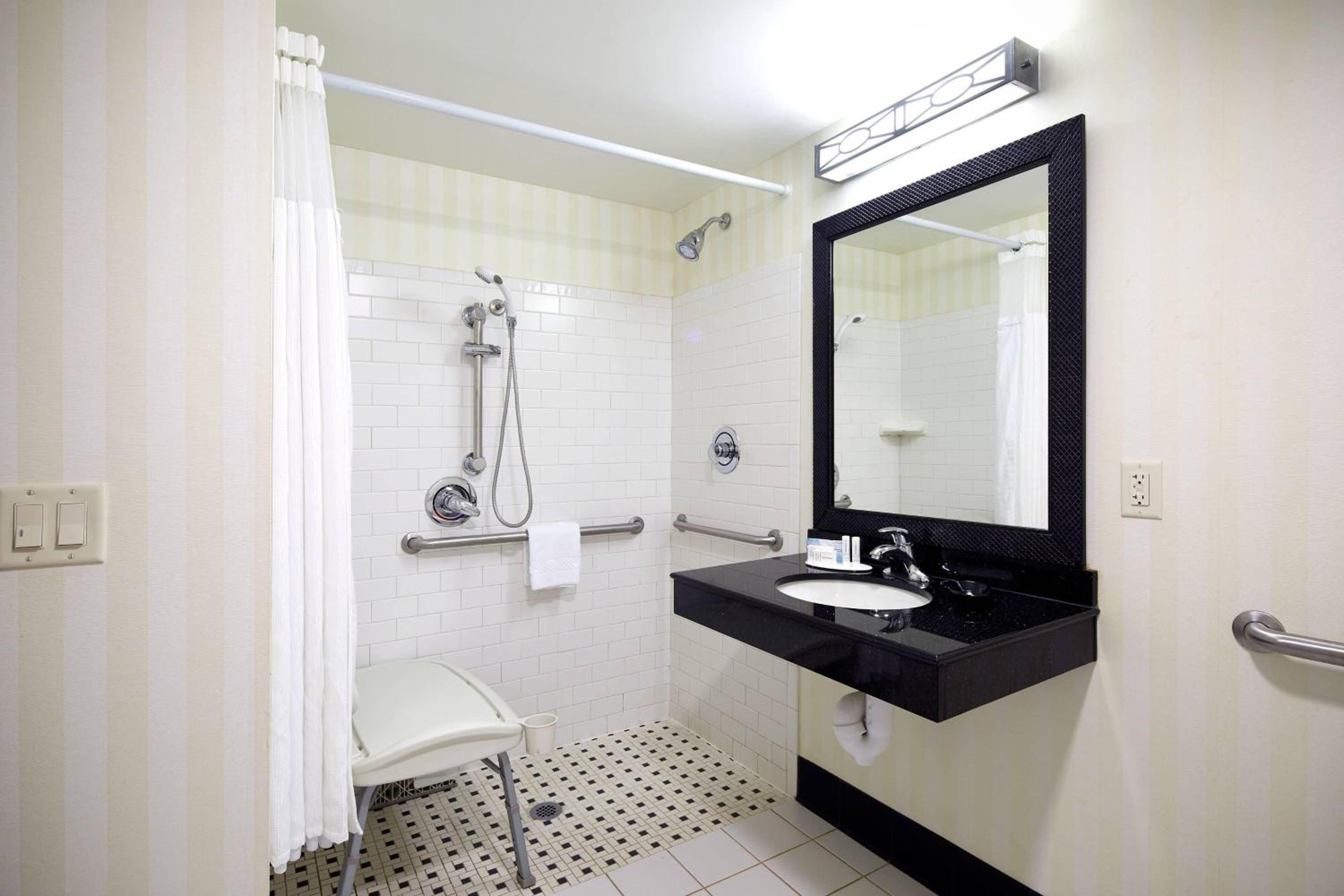 Queen Room with Two Queen Beds and Bathtub - Mobility Access/Hearing Accessible photo 3