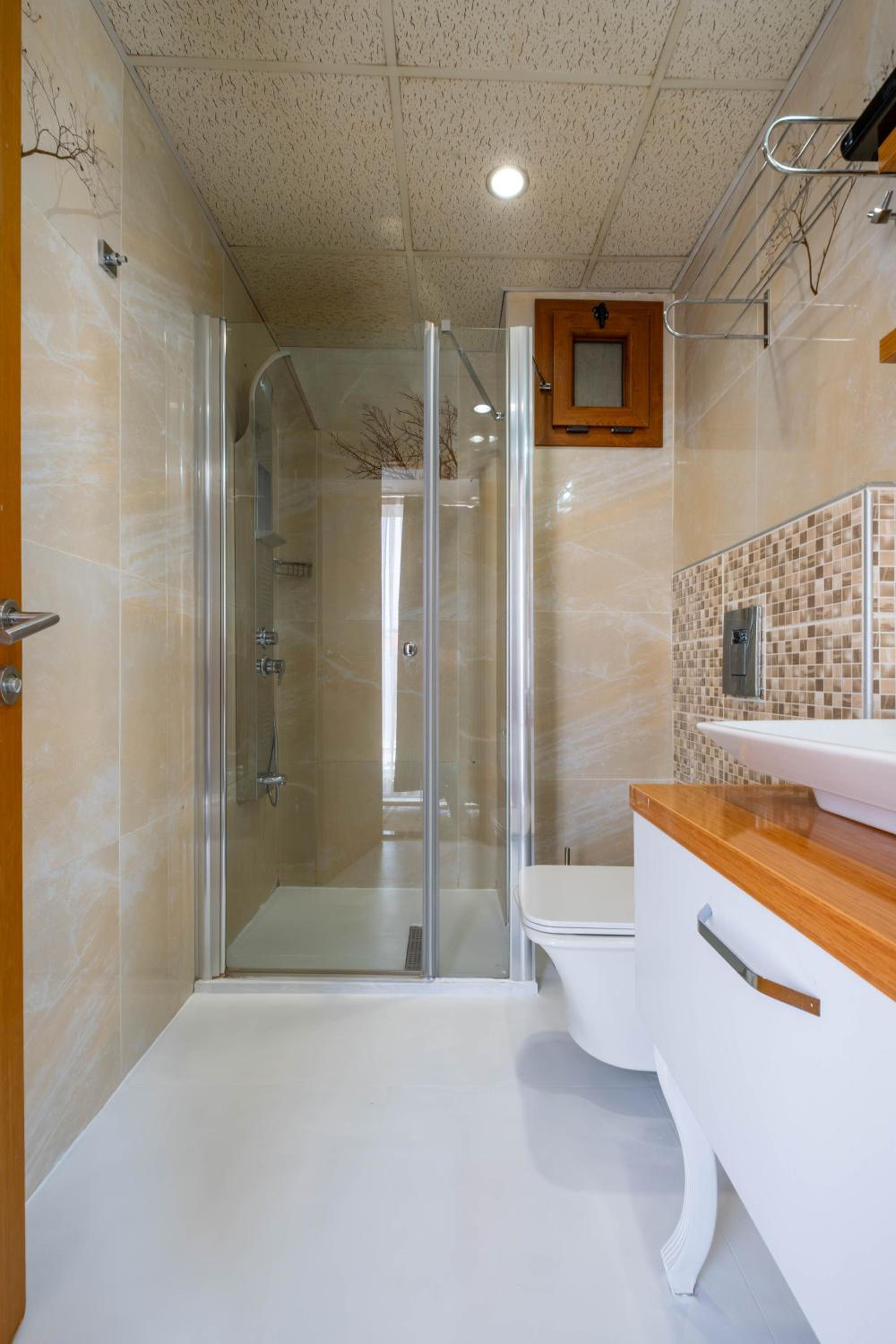 Deluxe Suite with Sea View thumbnail 6