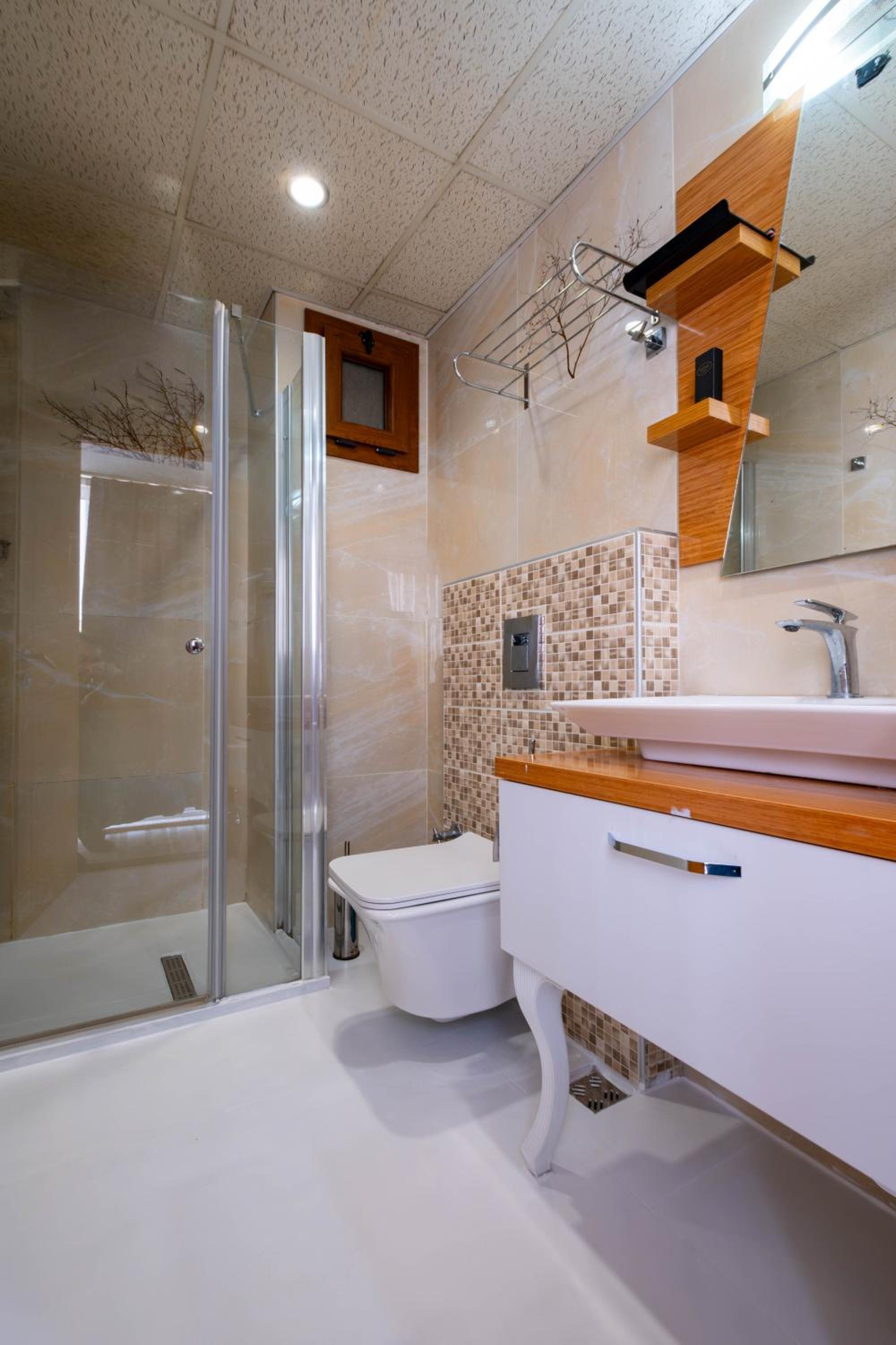 Deluxe Suite with Sea View thumbnail 6