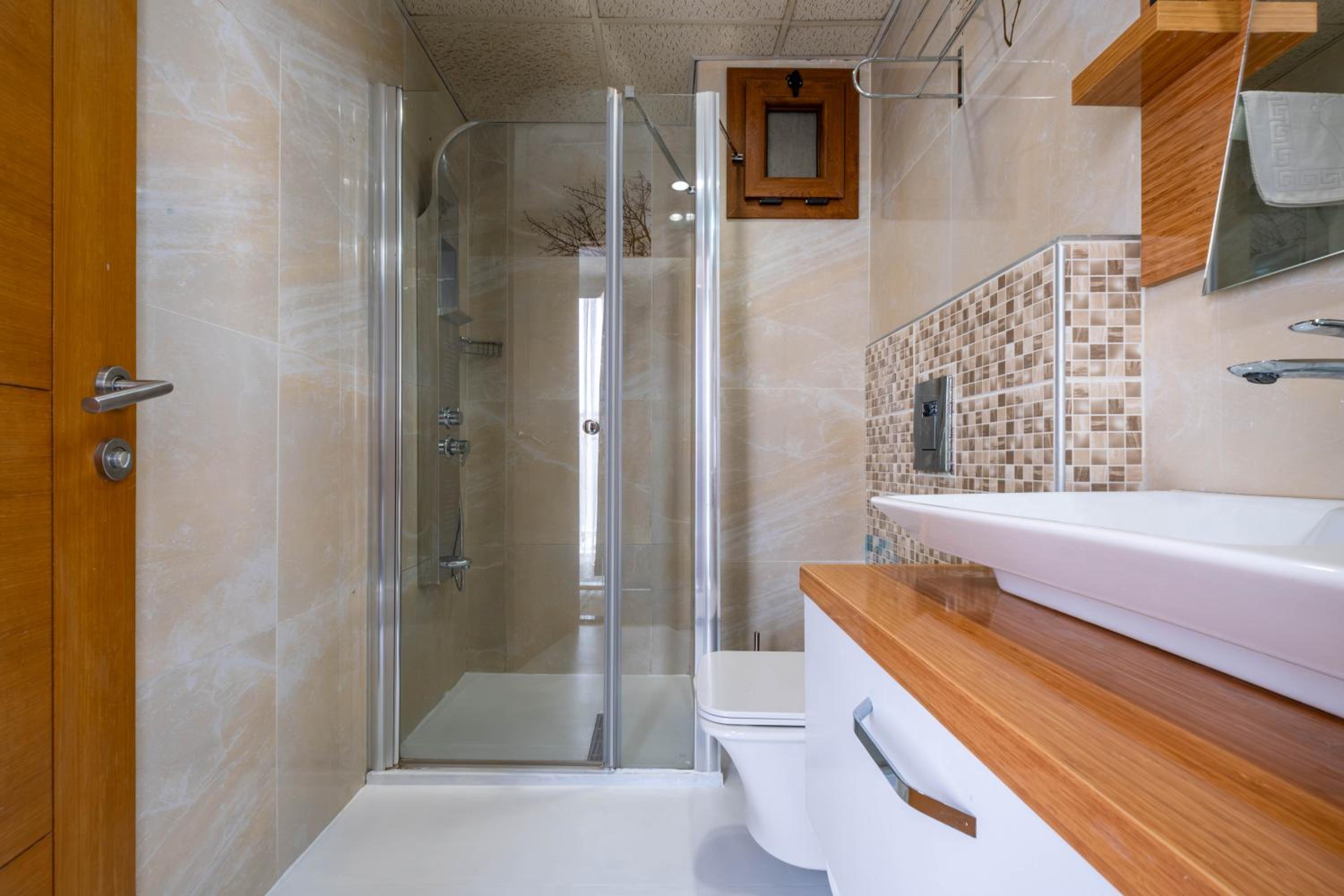 Deluxe Suite with Sea View thumbnail 6
