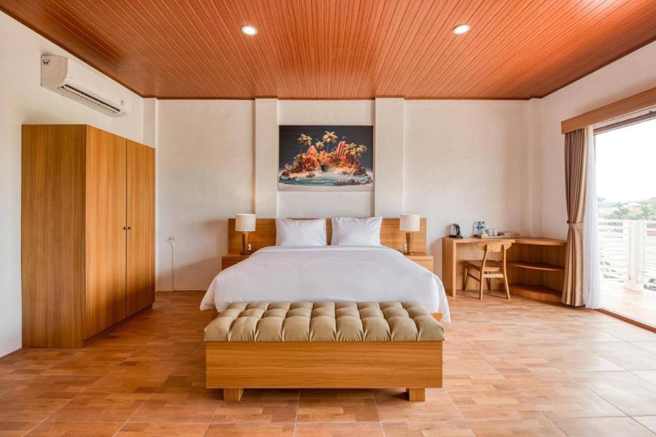 Deluxe Room (2 Adults + 1 Child) - Photo 3