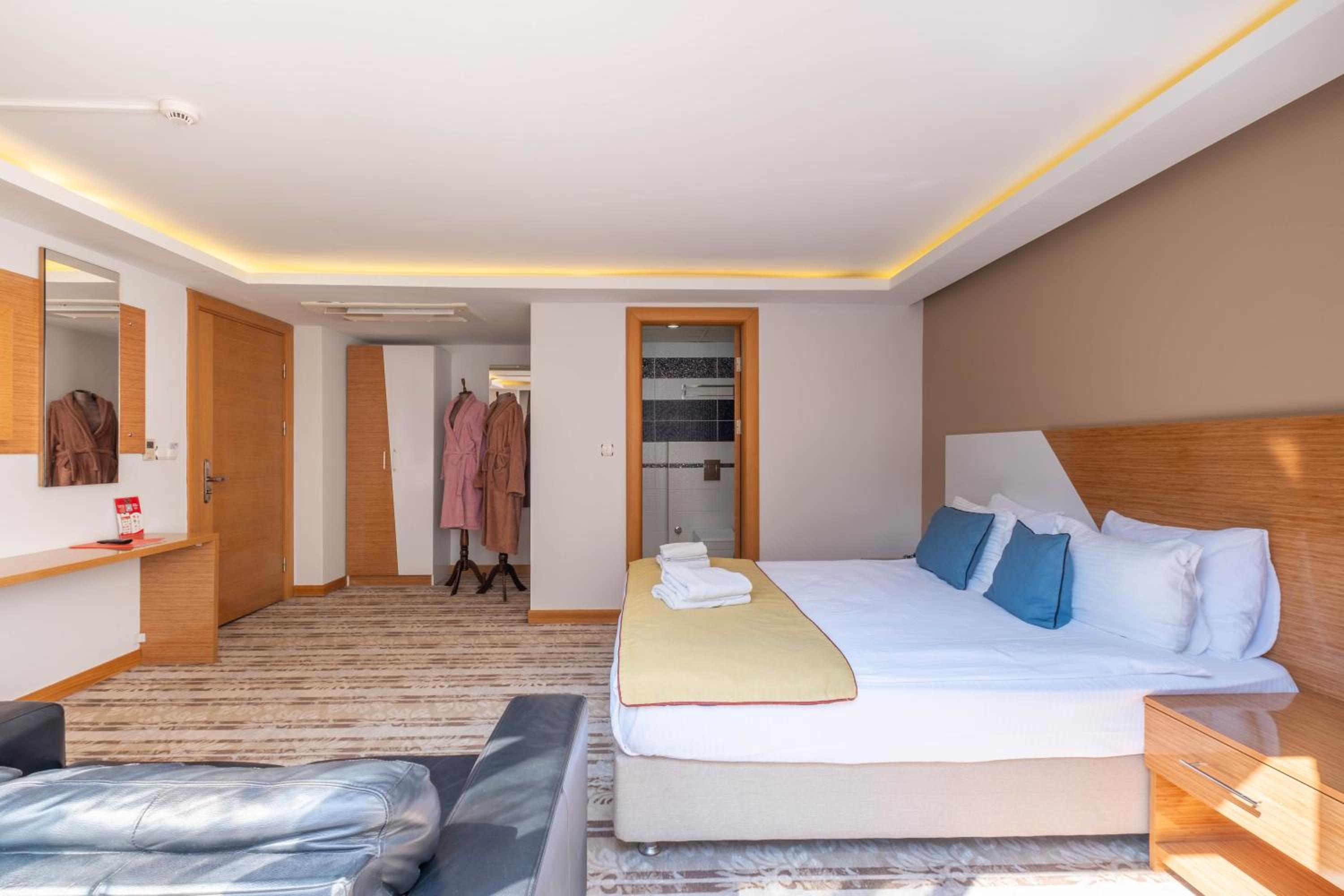 Double Room with Balcony thumbnail 5