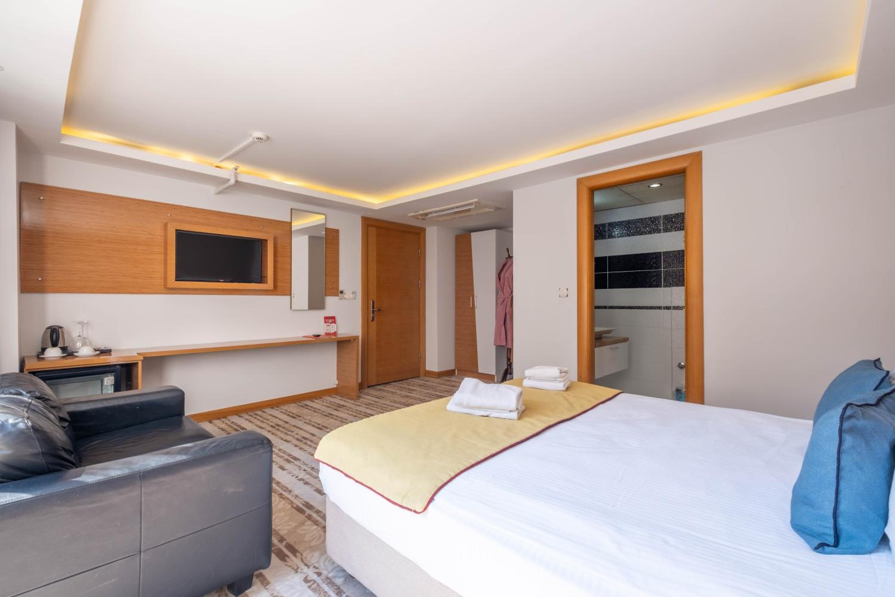 Double Room with Balcony thumbnail 5