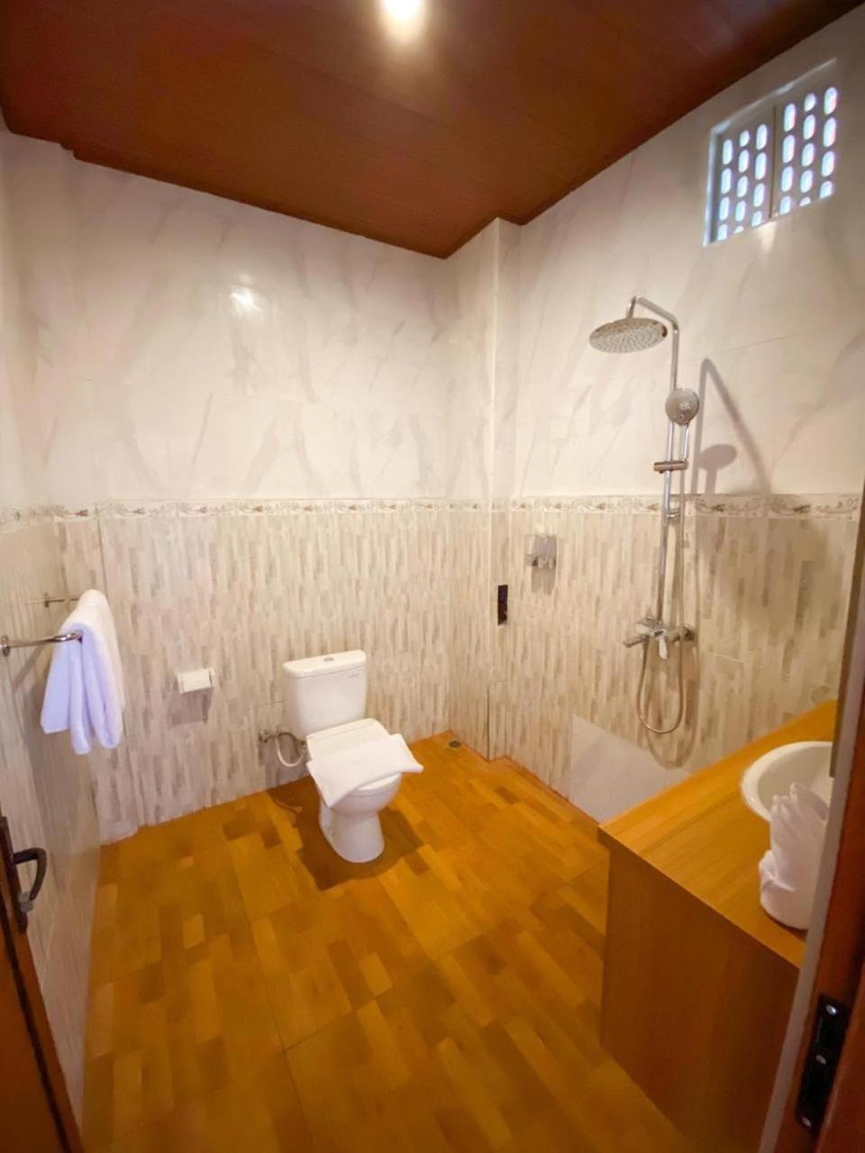 Deluxe Room (2 Adults + 1 Child) - Photo 2