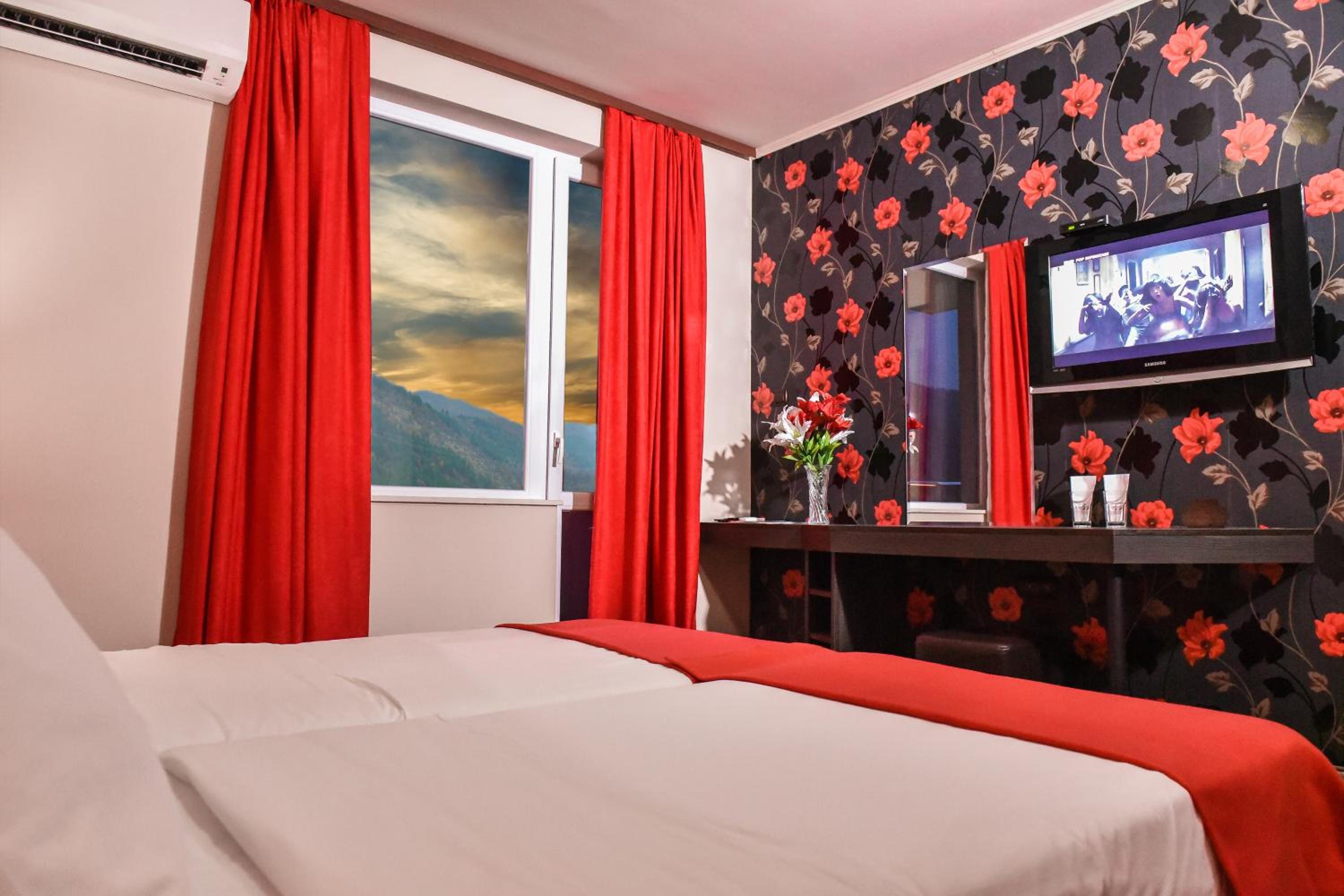 Double Room with Balcony - Photo 9