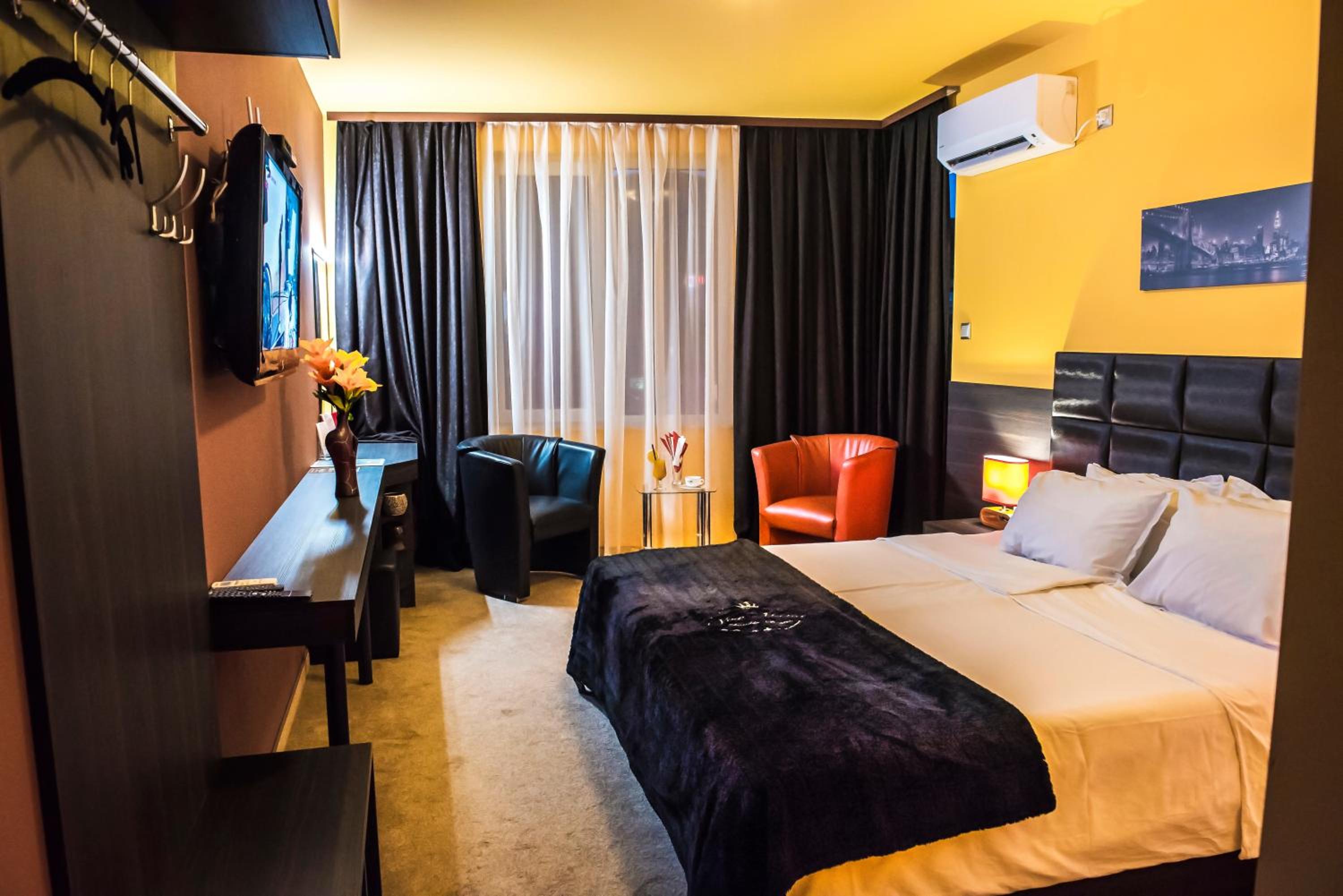 Double Room with Balcony - Photo 6