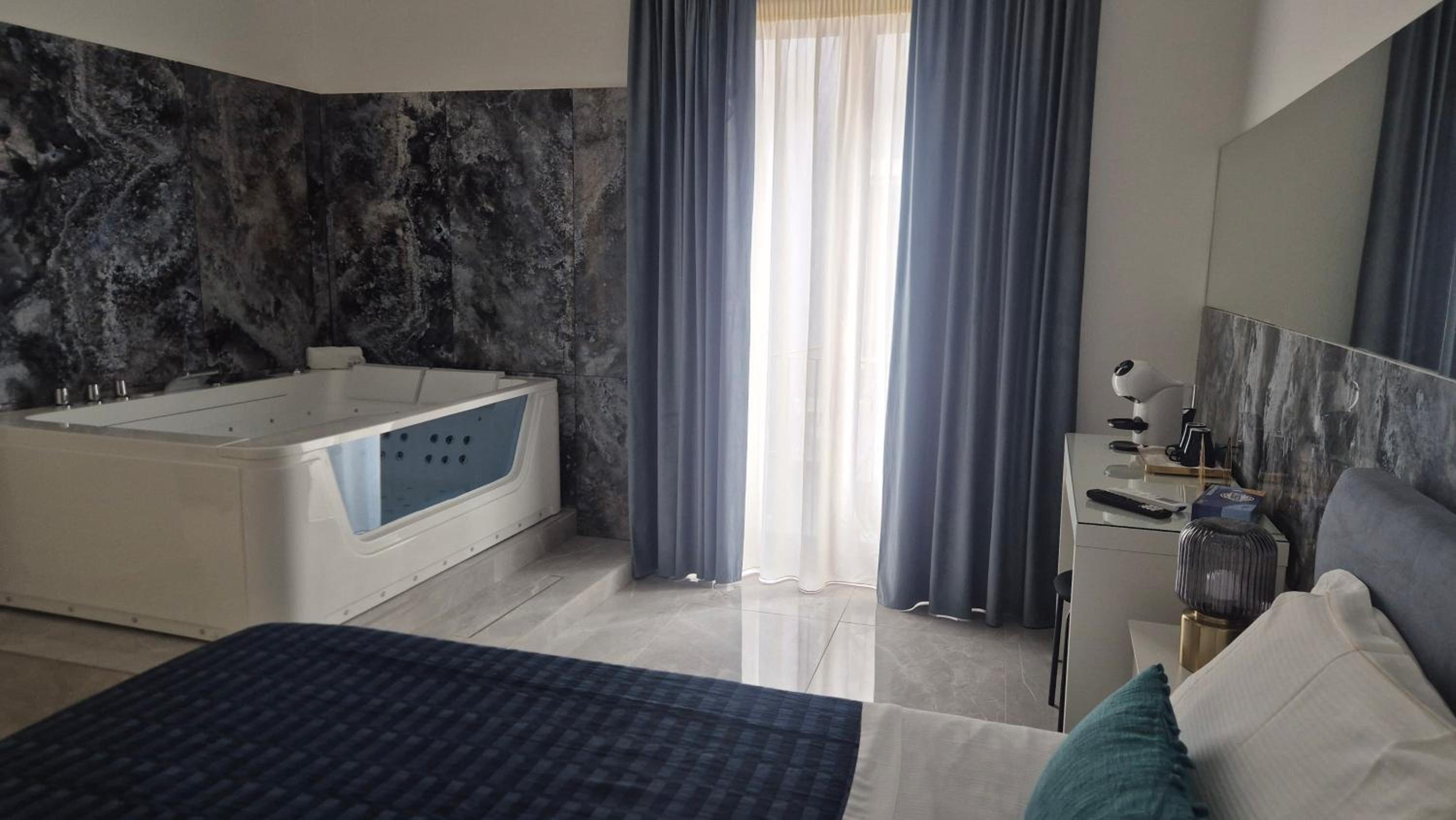 Suite with Hot Tub - Photo 3