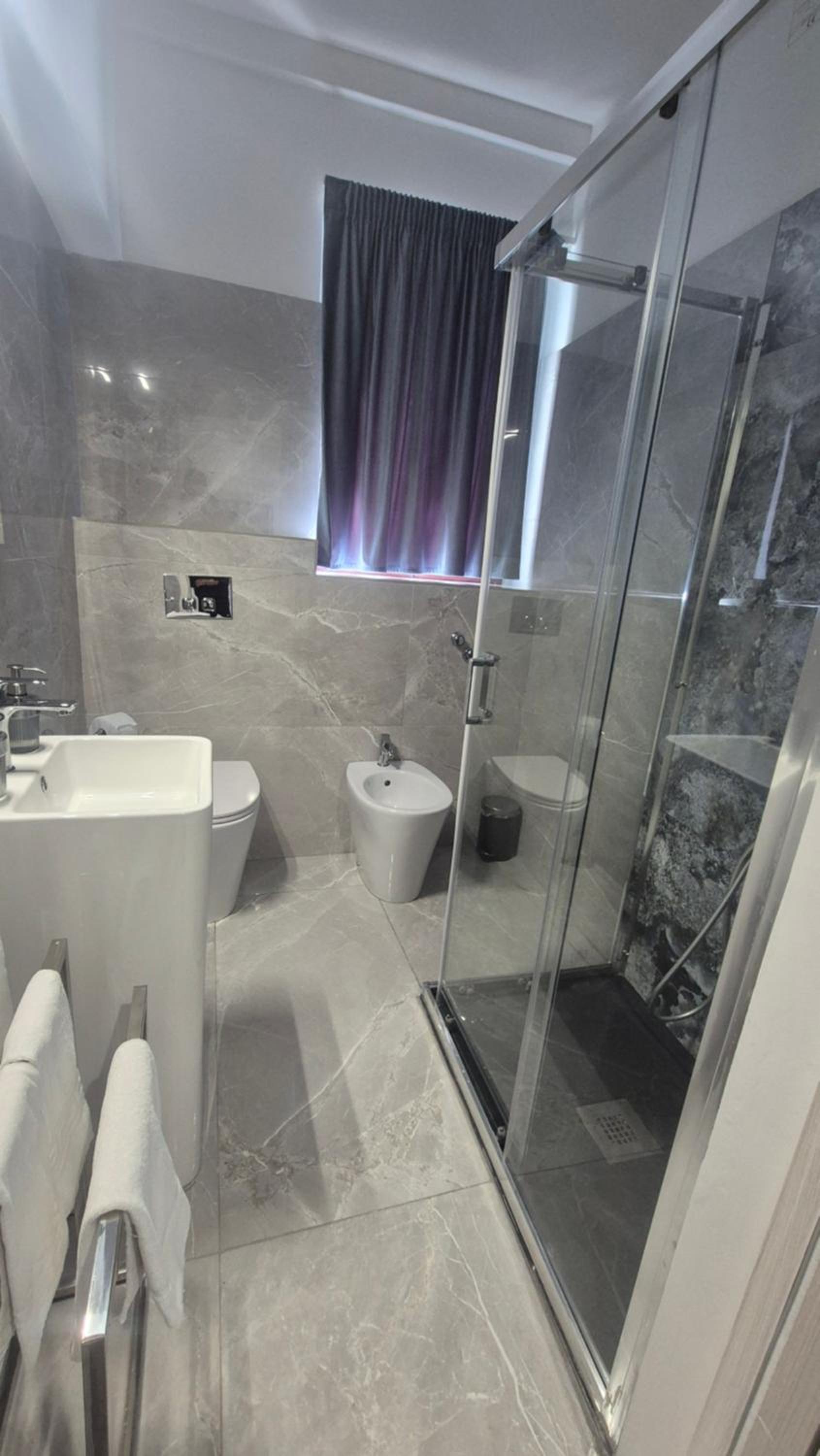Suite with Hot Tub - Photo 5