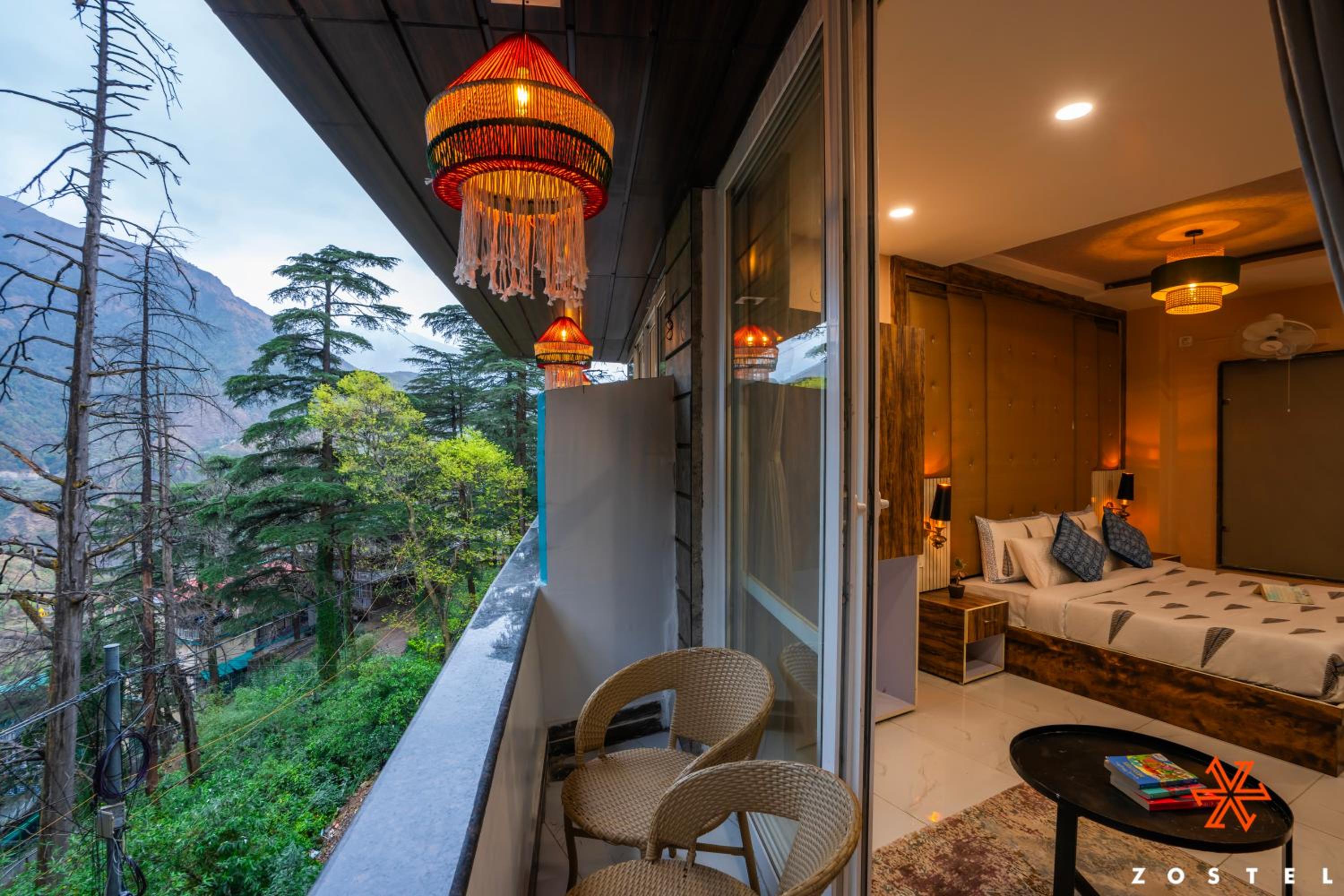 Deluxe Room (with balcony) photo 3