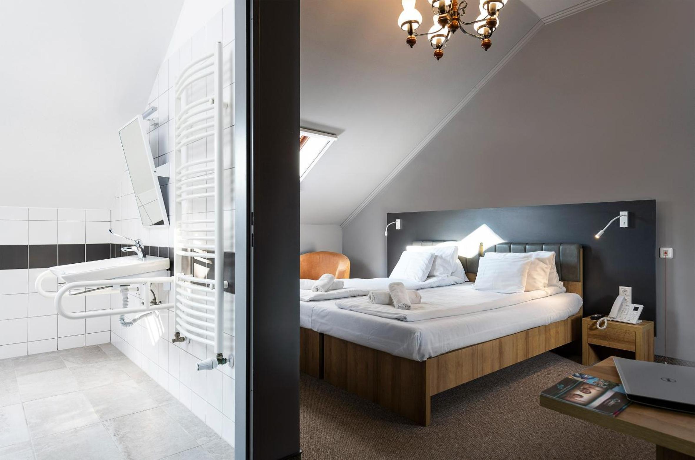 Double Room - Disability Access photo 3