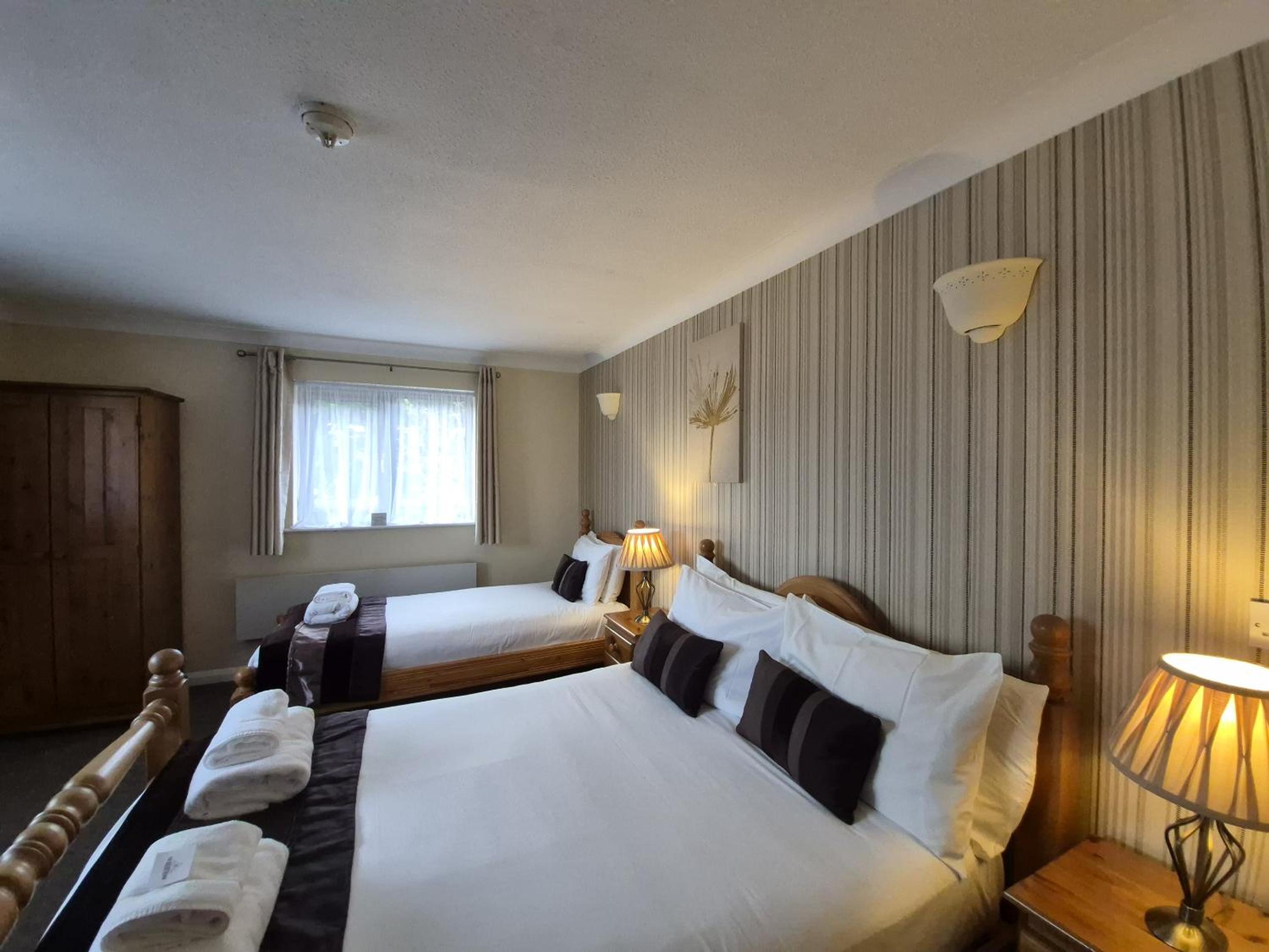 Pet Friendly Double Single Bed - Photo 2
