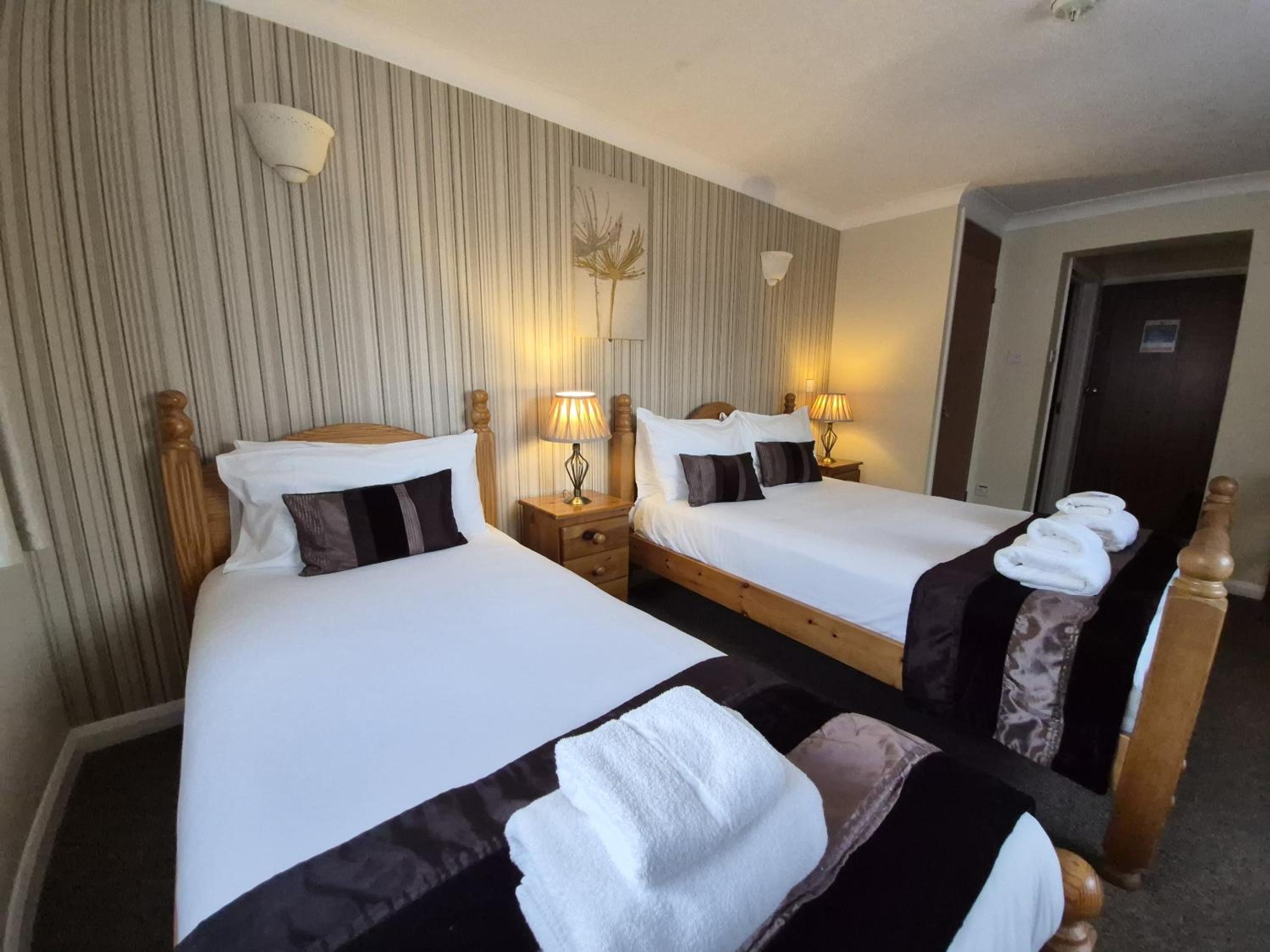 Pet Friendly Double Single Bed - Photo 3