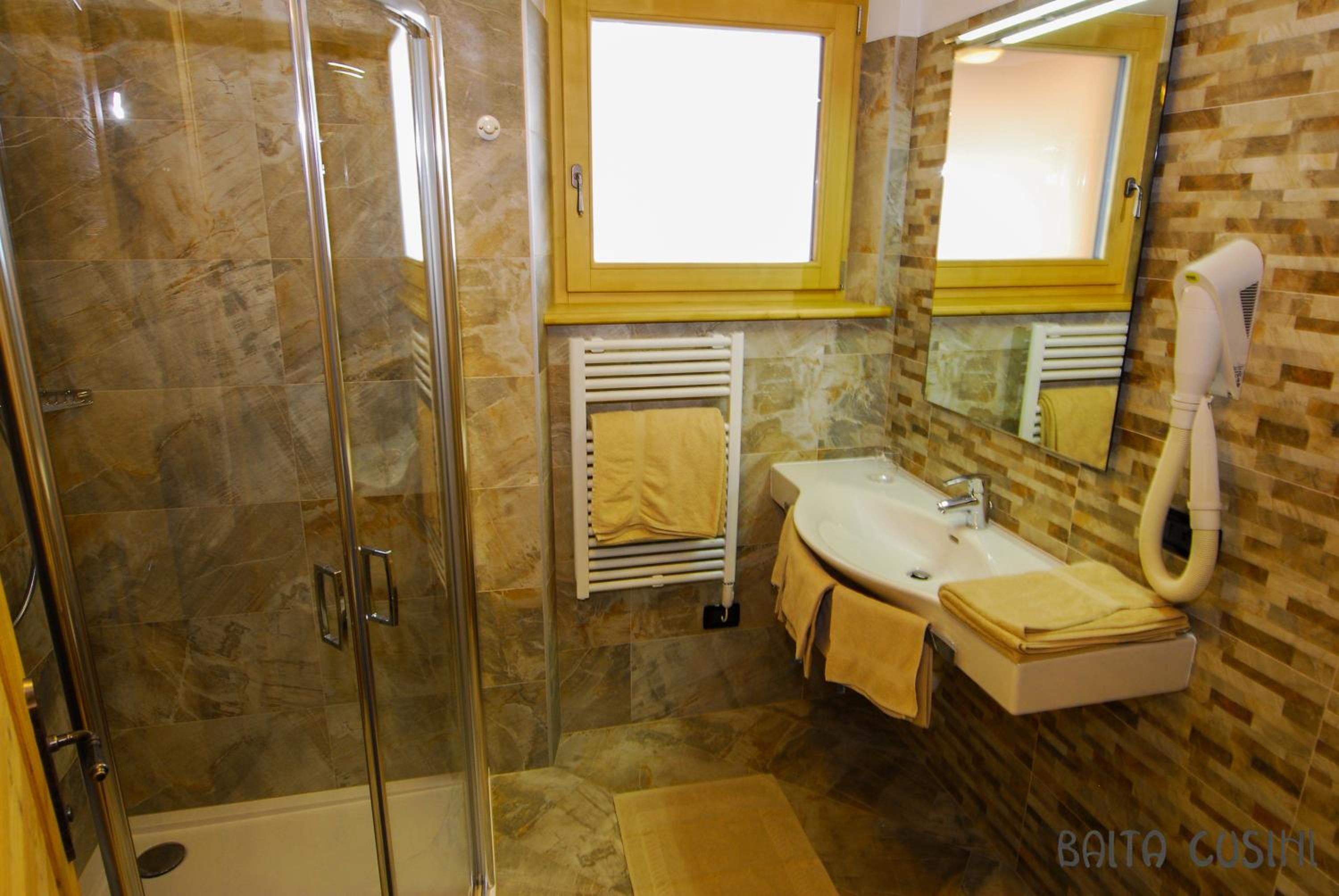 Deluxe Two-Bedroom Apartment (6 Adults)  photo 2