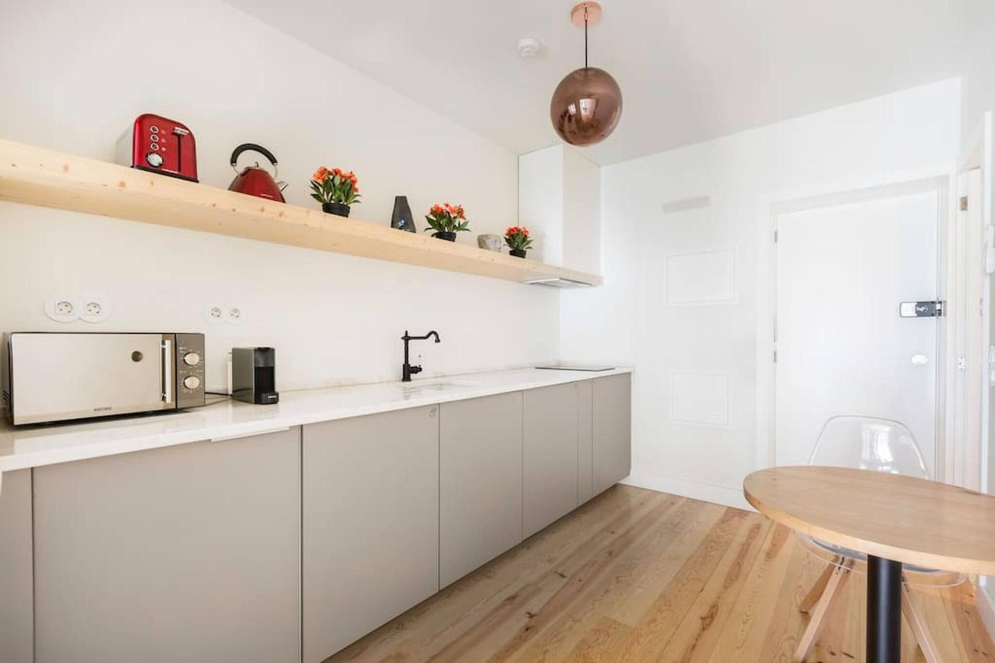 One-Bedroom Apartment with Balcony and City View photo 3
