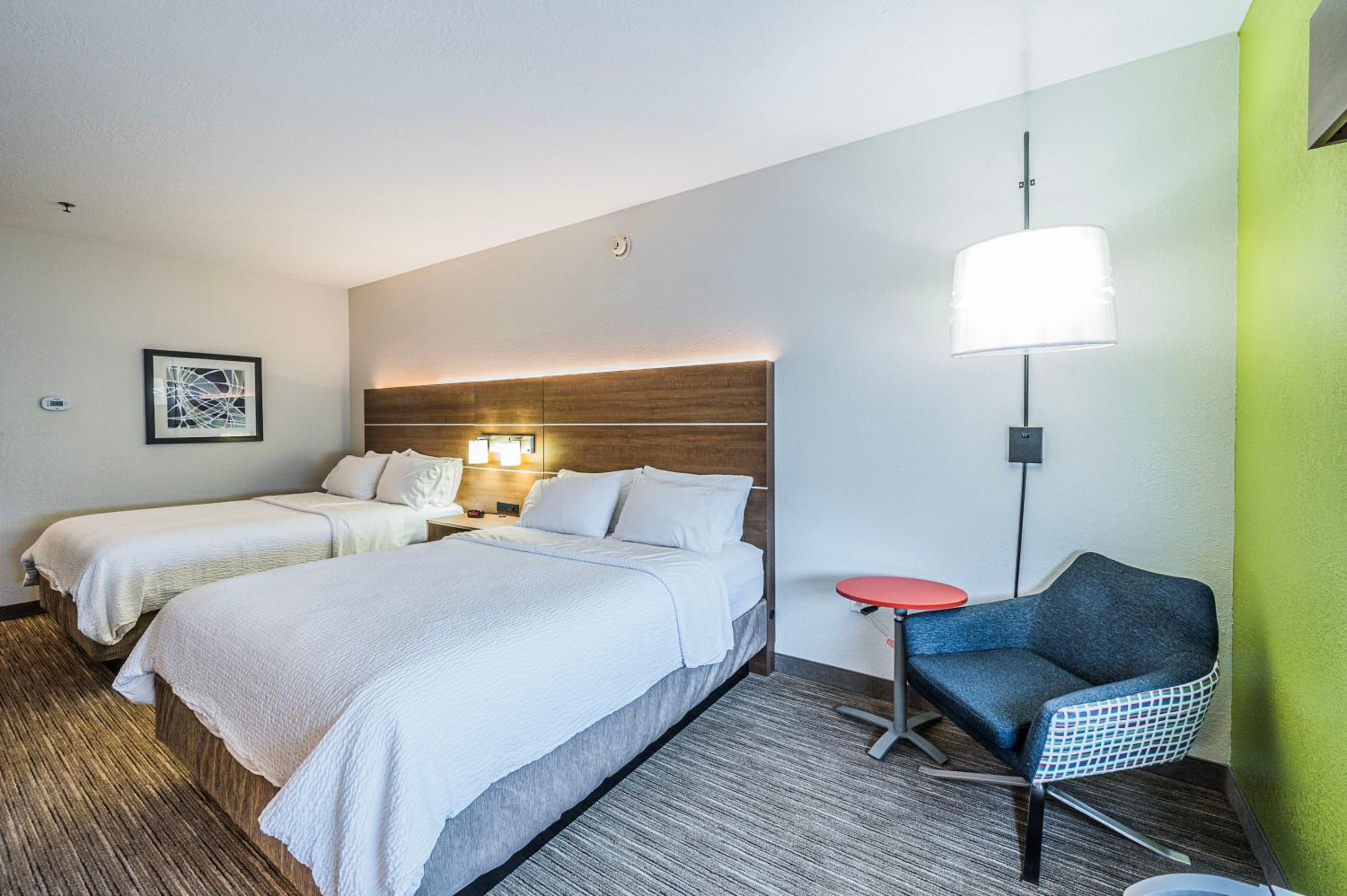 Queen Room with Two Queen Beds - Hearing Accessible/Non-Smoking - Photo 2