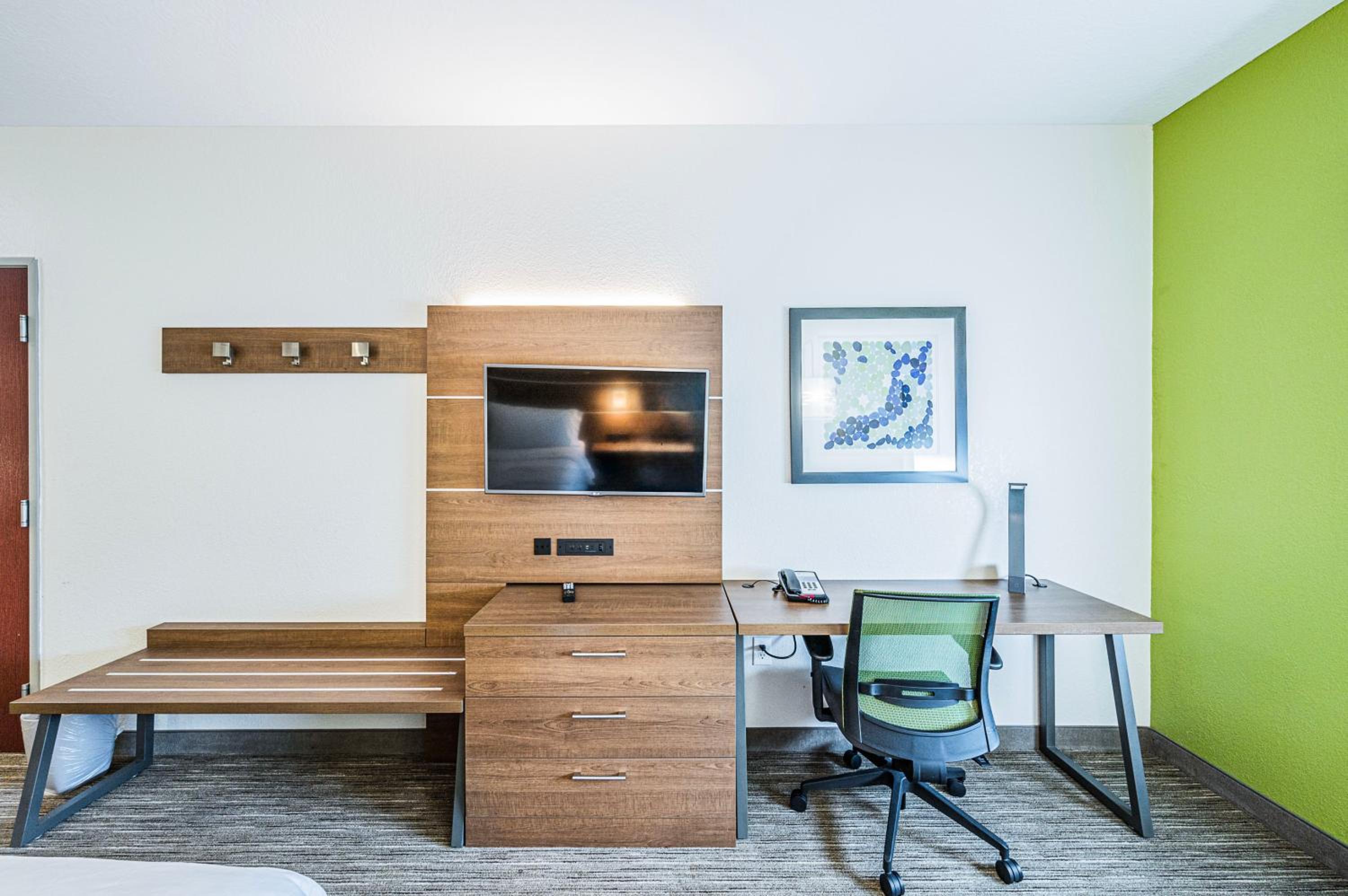 King Suite with Hearing Accessible Tub - Non-Smoking - Photo 3