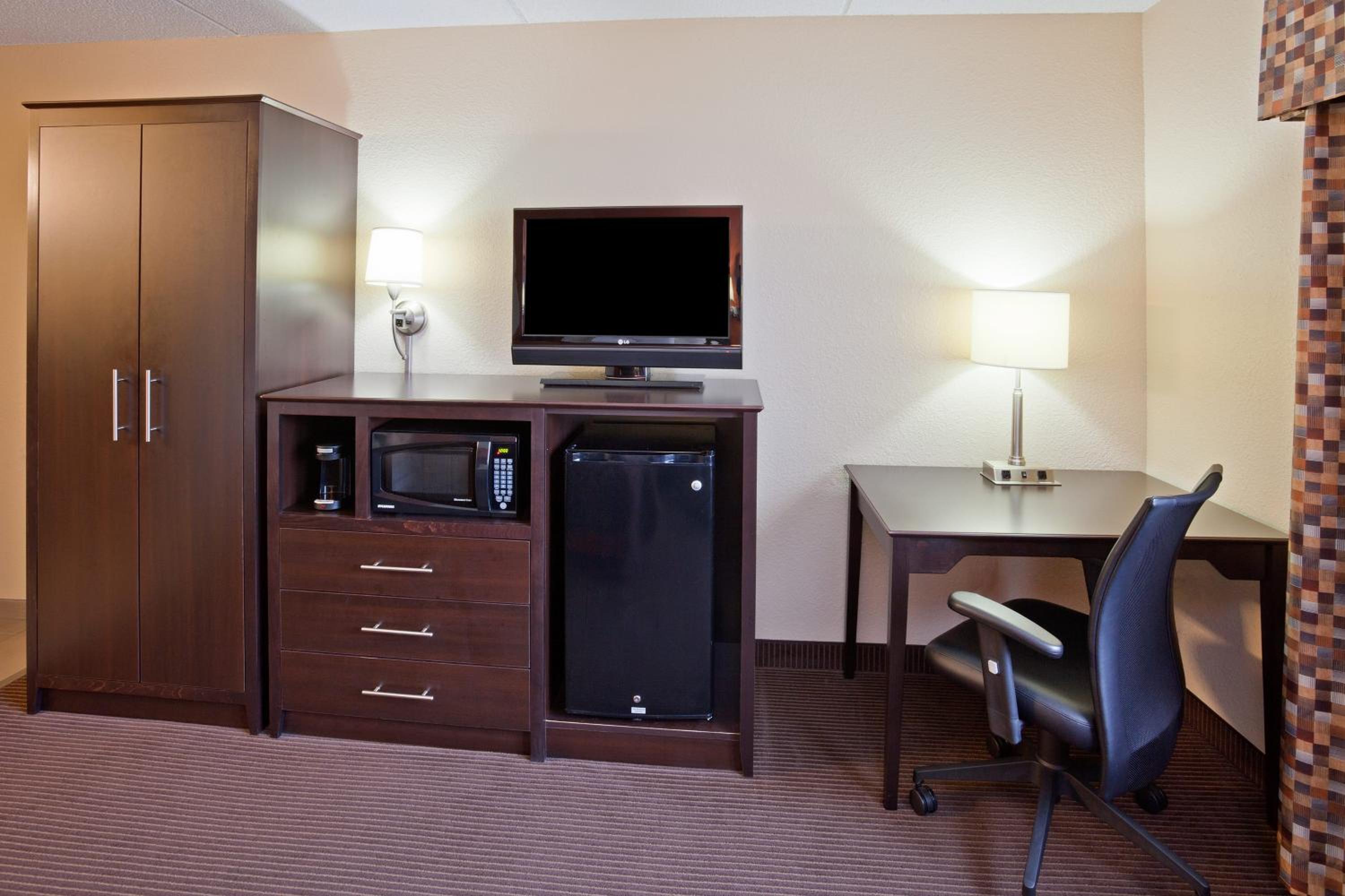 Queen Room with Two Queen Beds photo 3
