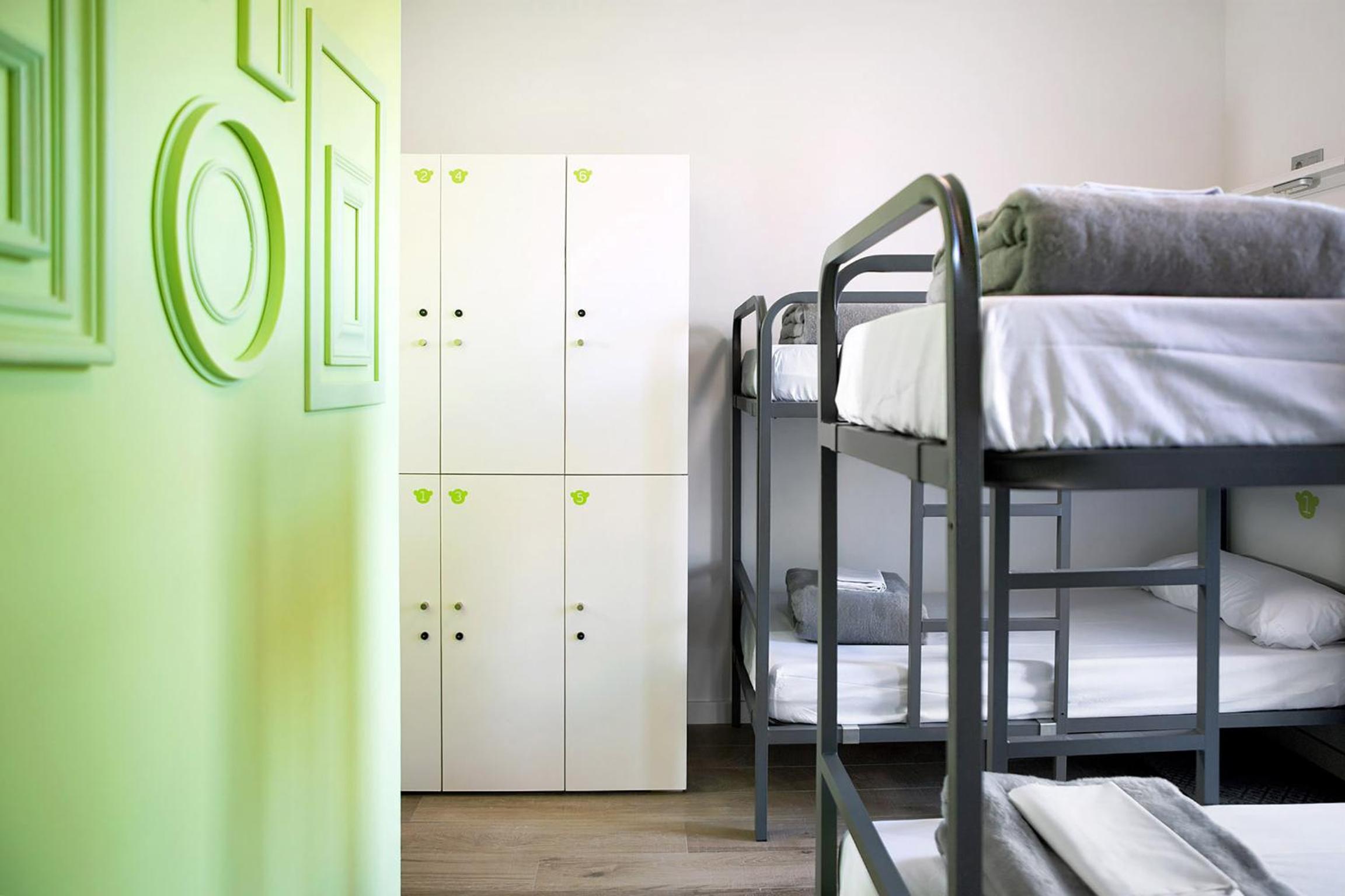 Cama en Dormitorio Femenino de 6 Camas con Baño Privado