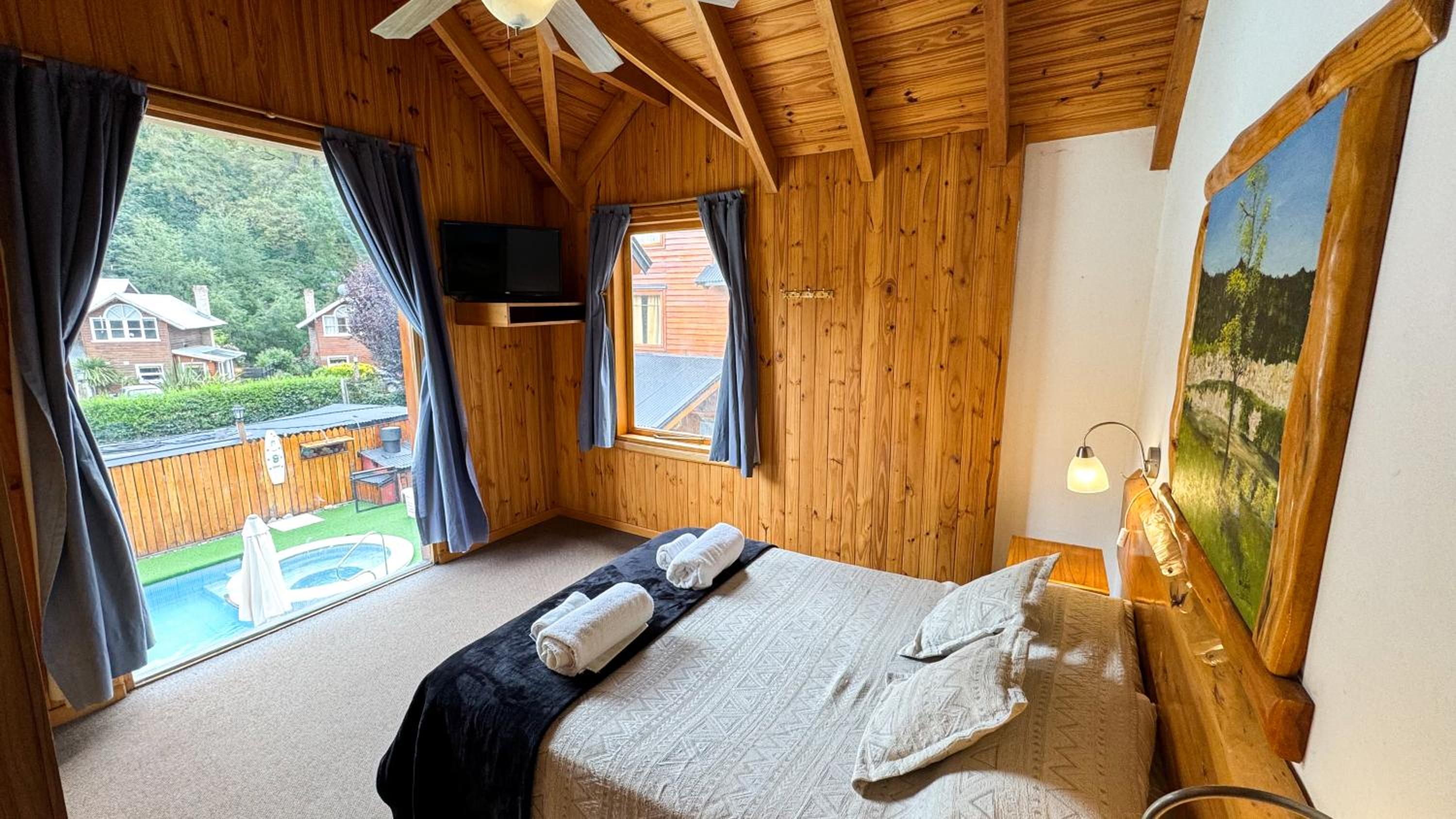 Two-Bedroom Apartment with Pool View photo 2