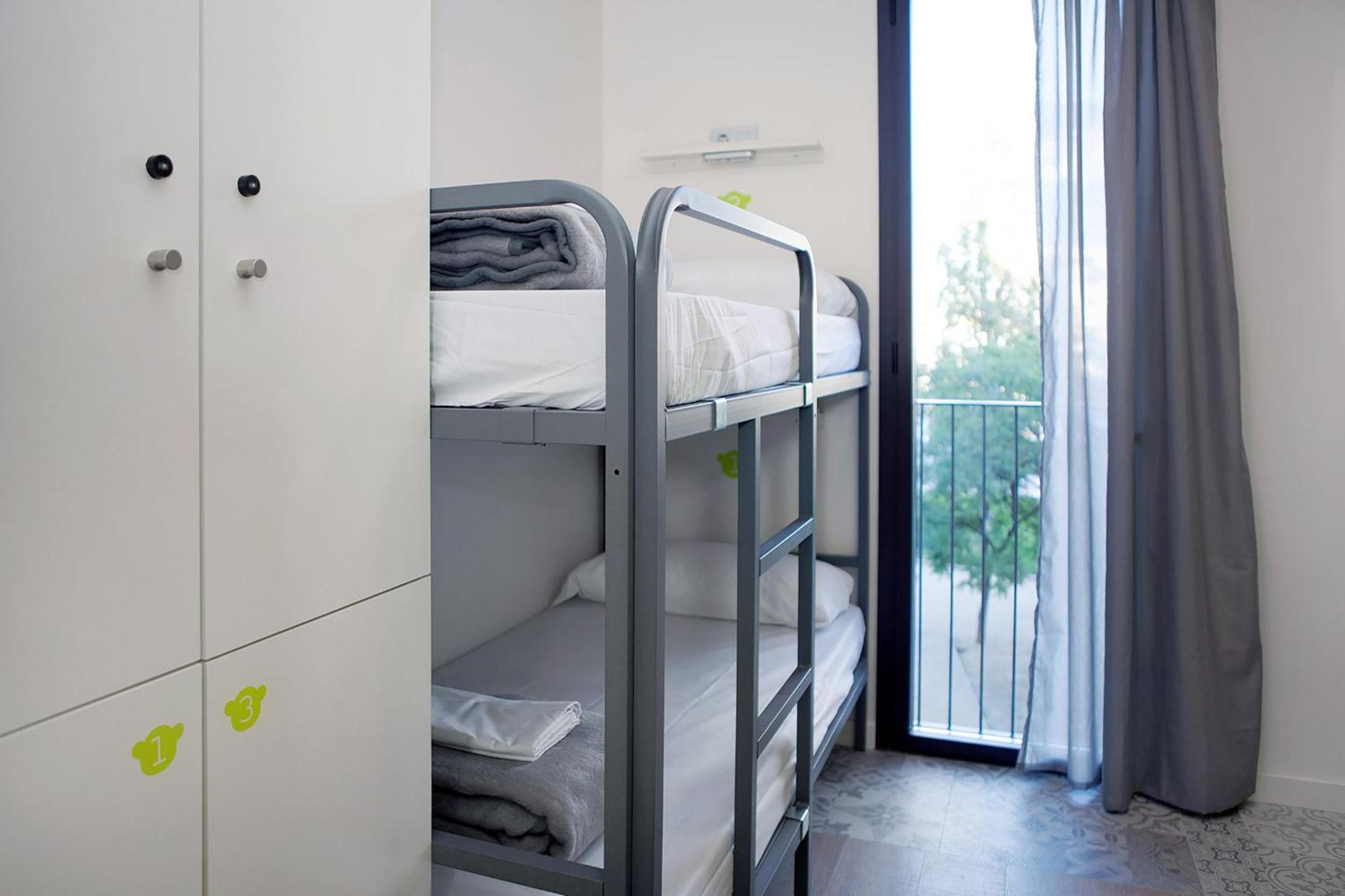 Cama en Dormitorio Femenino de 4 Camas con Baño Privado