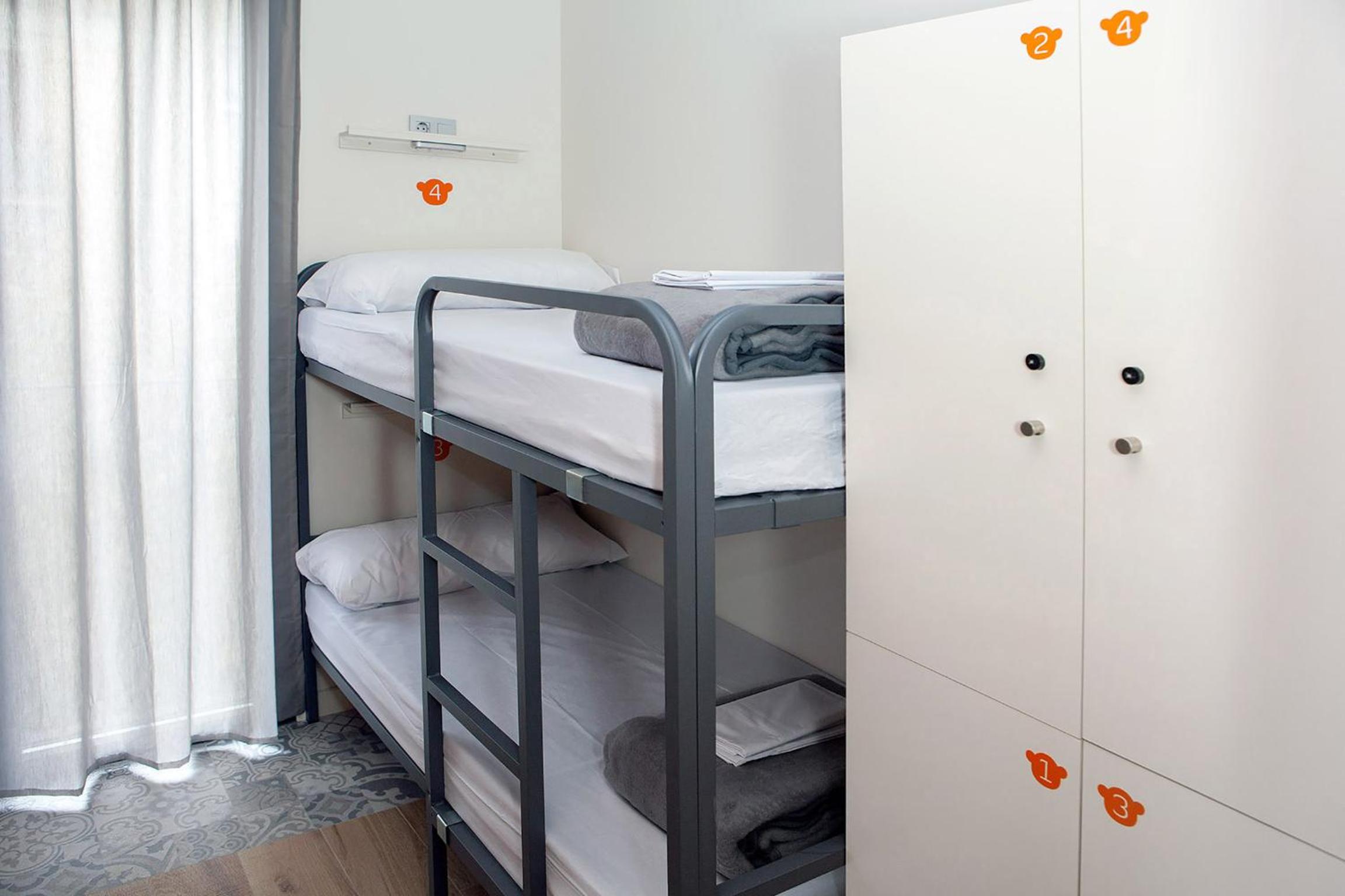 Cama en Dormitorio Mixto de 4 Camas con Baño Privado