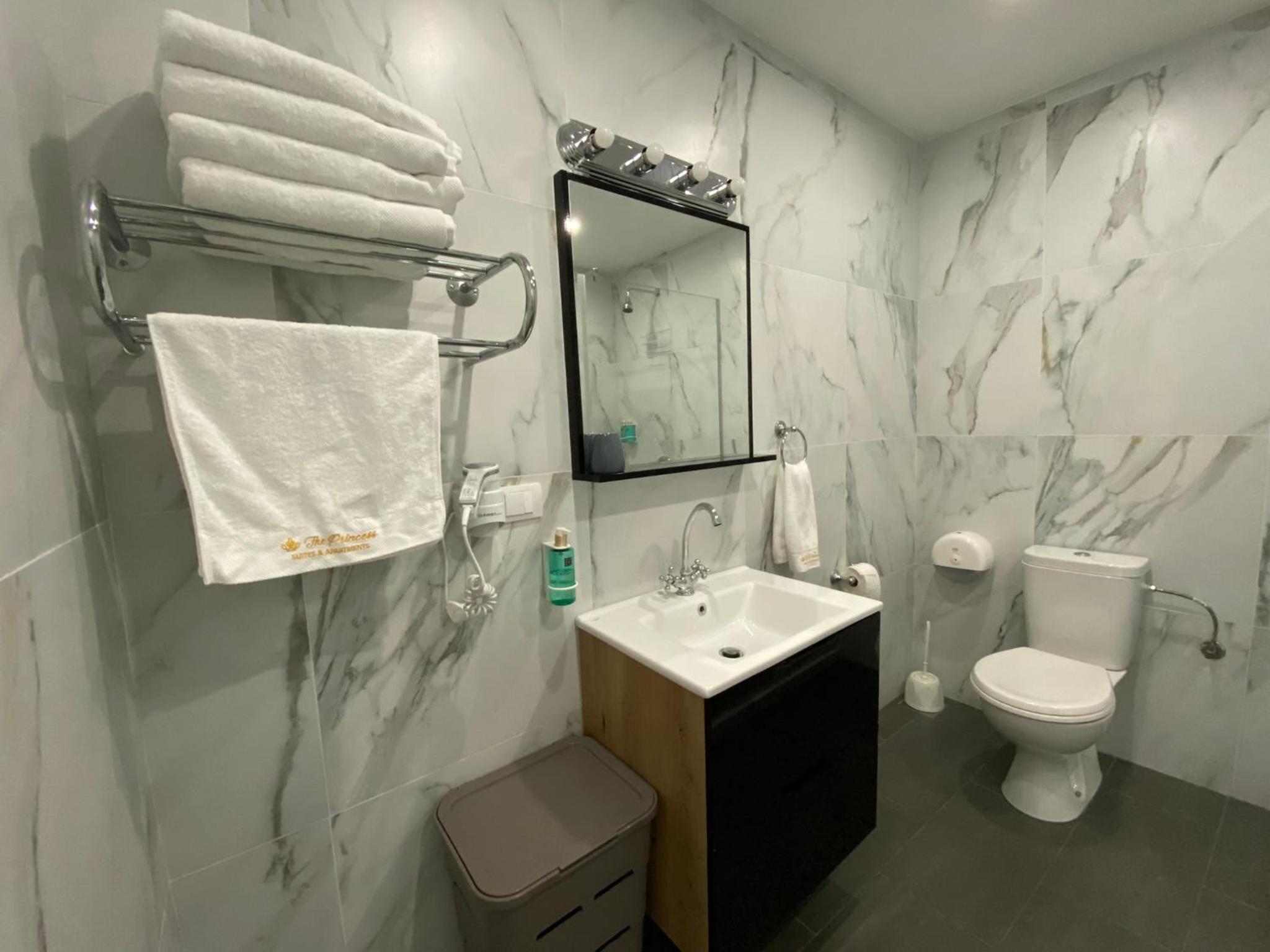 One-Bedroom Apartment with Balcony photo 2