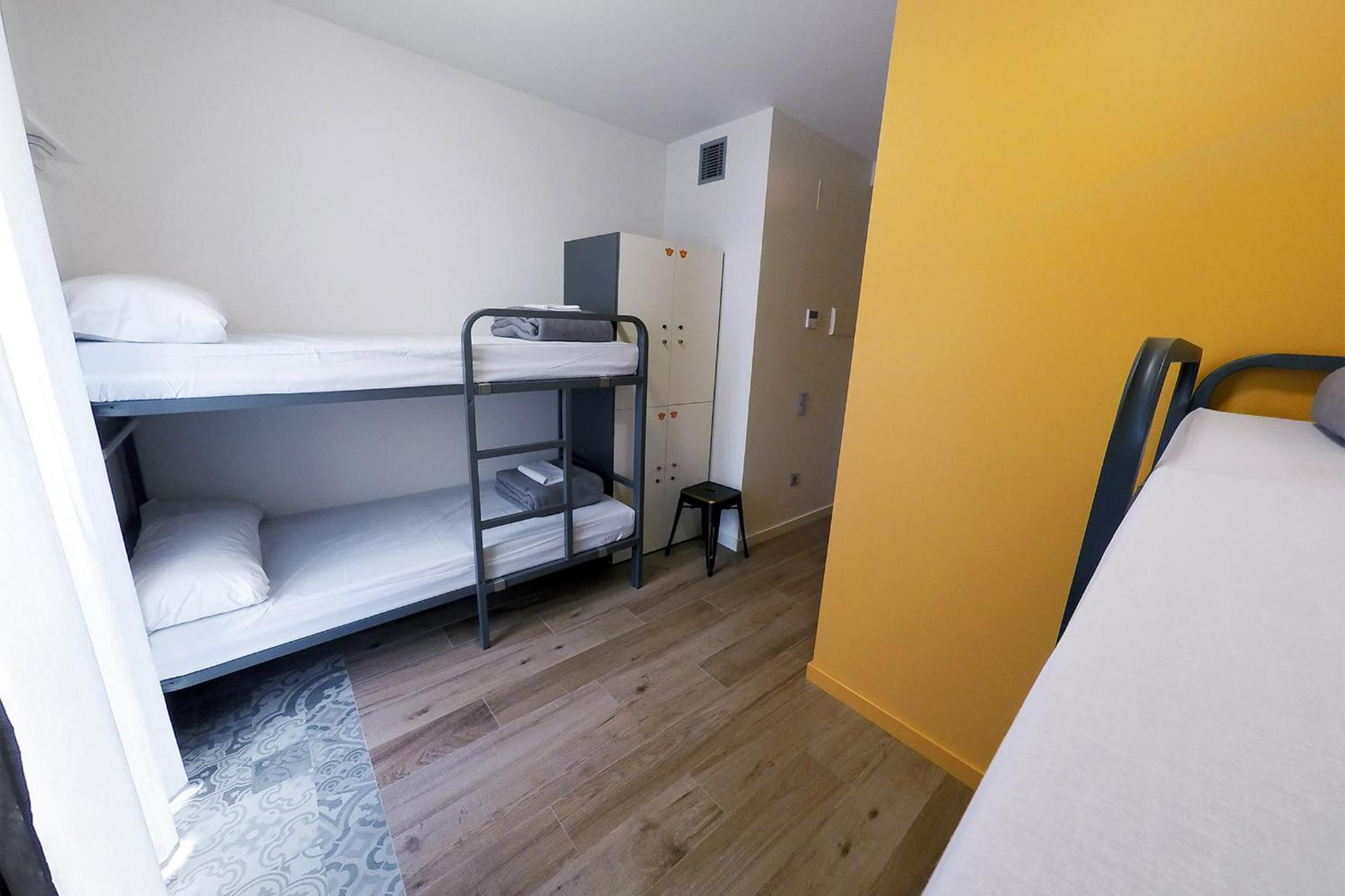 Quadruple Room with Private Bathroom photo 3