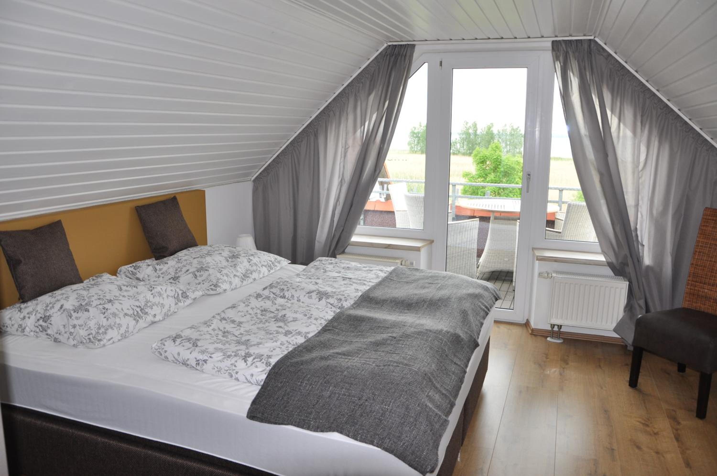 Two-Bedroom Apartment with Balcony photo 3